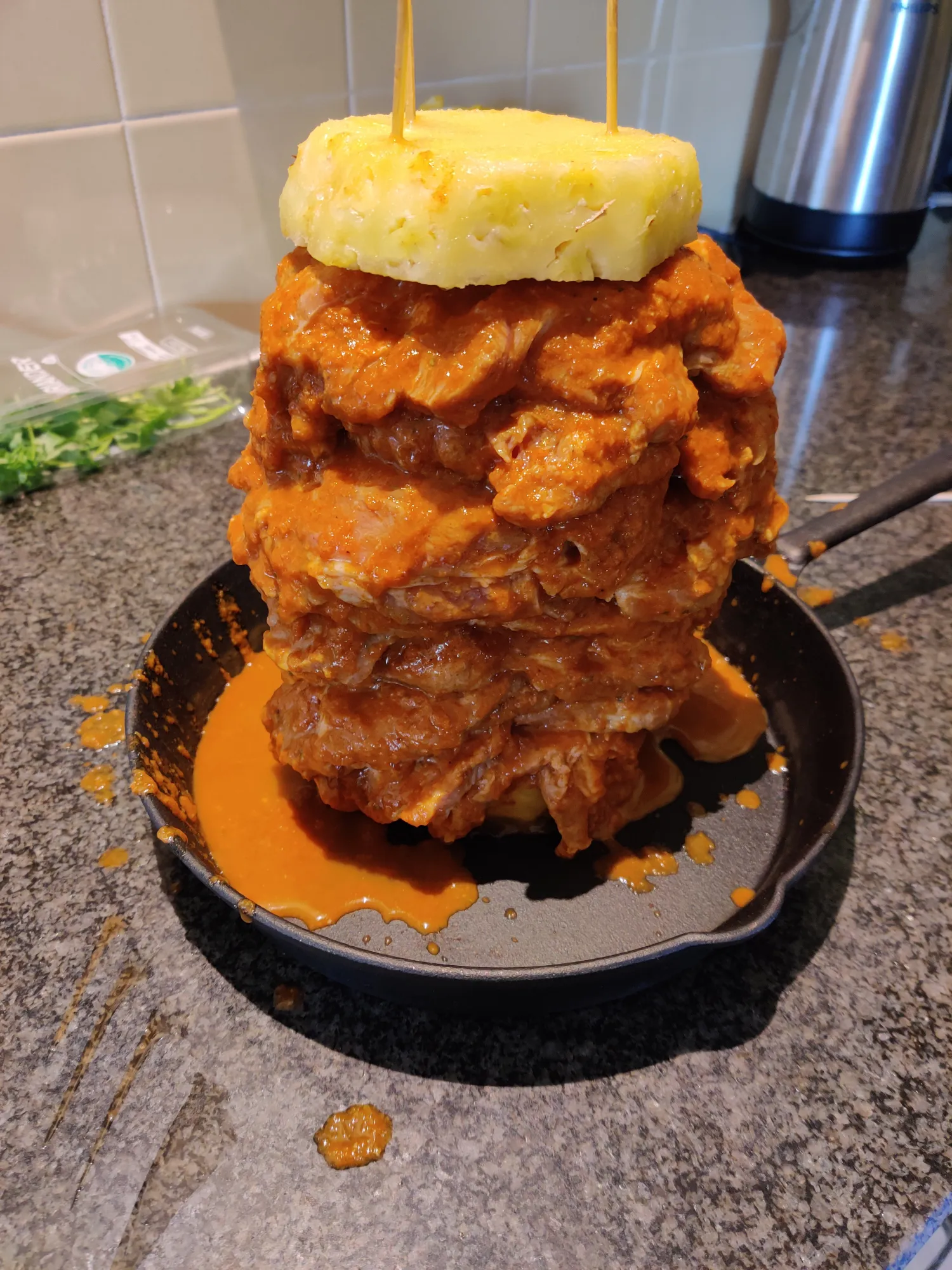 Al pastor trompo op gietijzeren pan — varkensschouder gestapeld met ananas