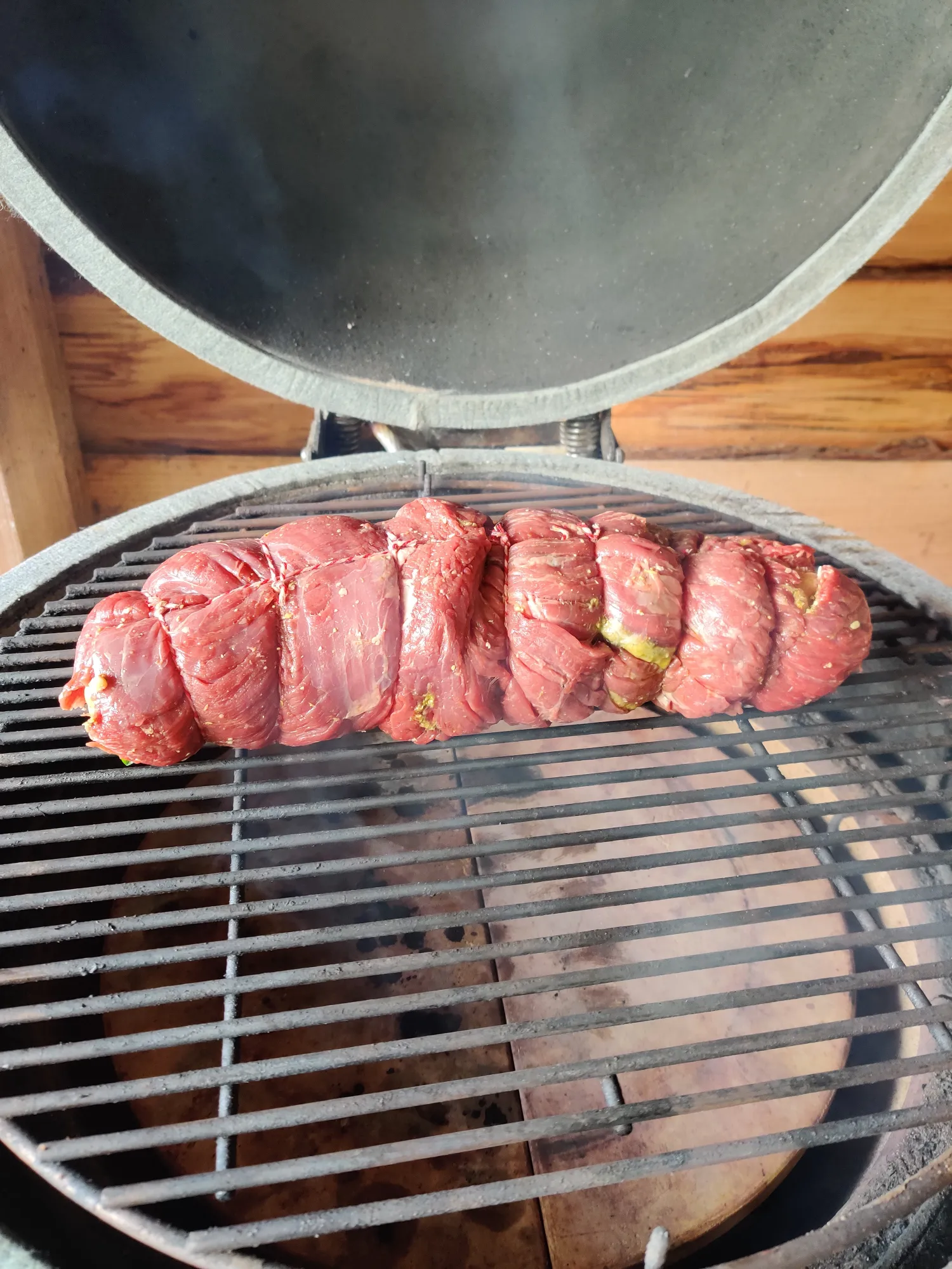 Bavette rollade op de kamado — reverse sear op indirecte hitte