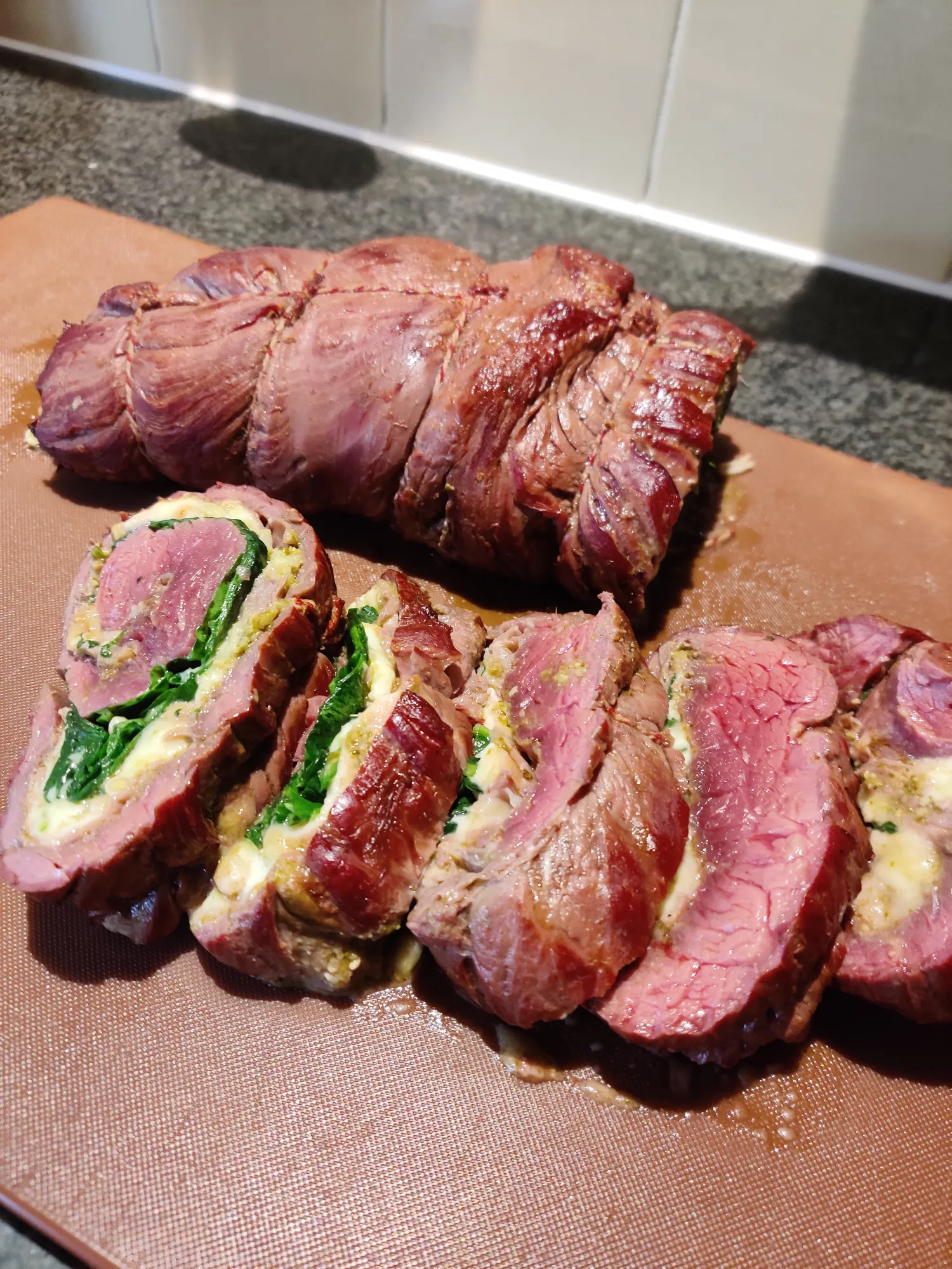 Bavette rollade aansnijden — spiraalvulling van spinazie en parmezaan zichtbaar