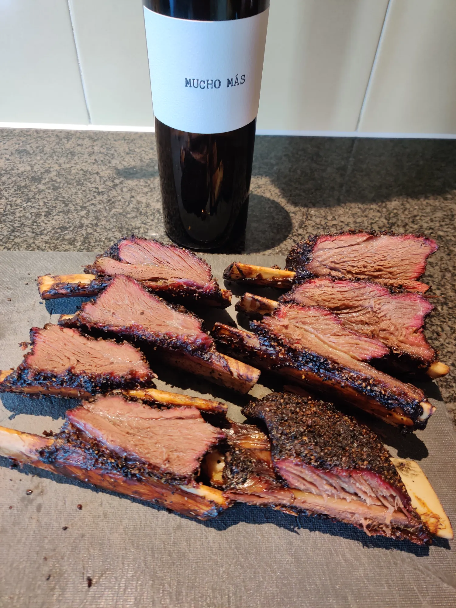 Dikke beef ribs aansnijden — sappig vlees, mooie bark