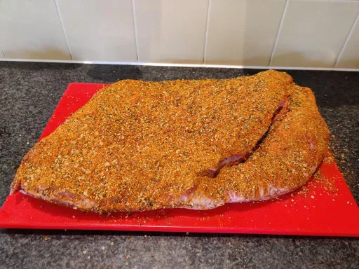 Brisket royaal bestrooid met kruidenrub, klaar voor de BBQ