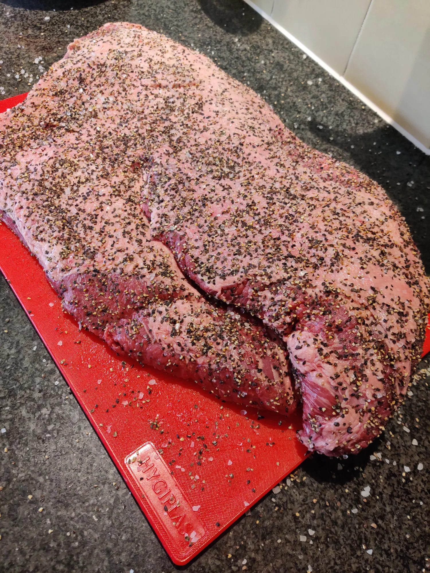 Getrimde brisket met zout en peper rub — klaar voor de BBQ