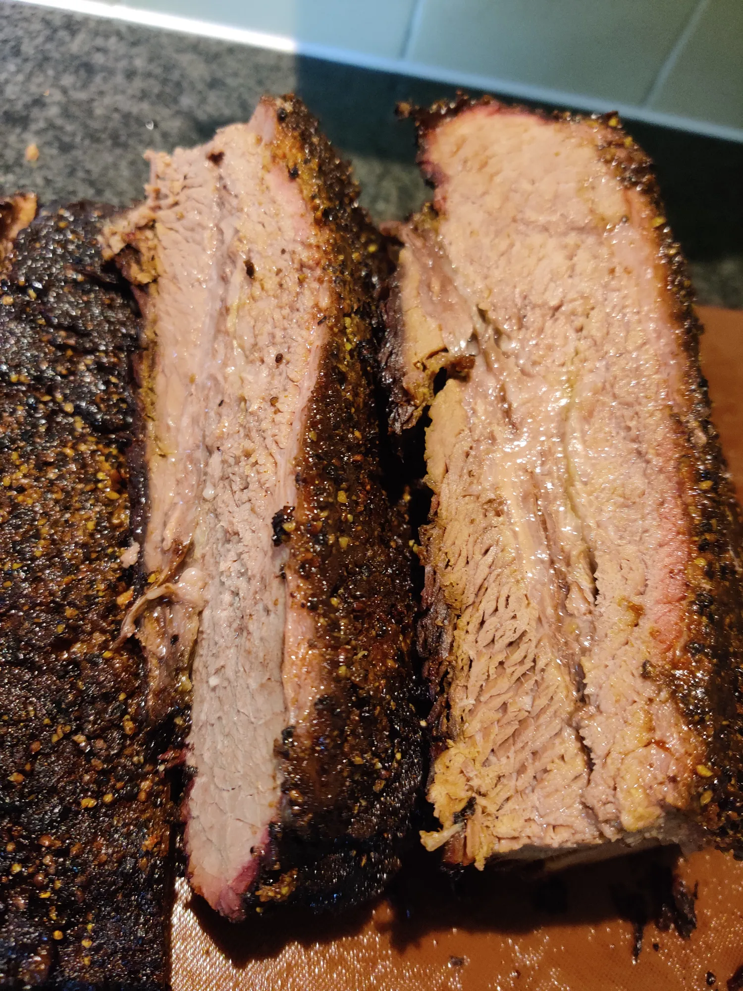 Gesneden brisket — sappige flat en point met rookring zichtbaar
