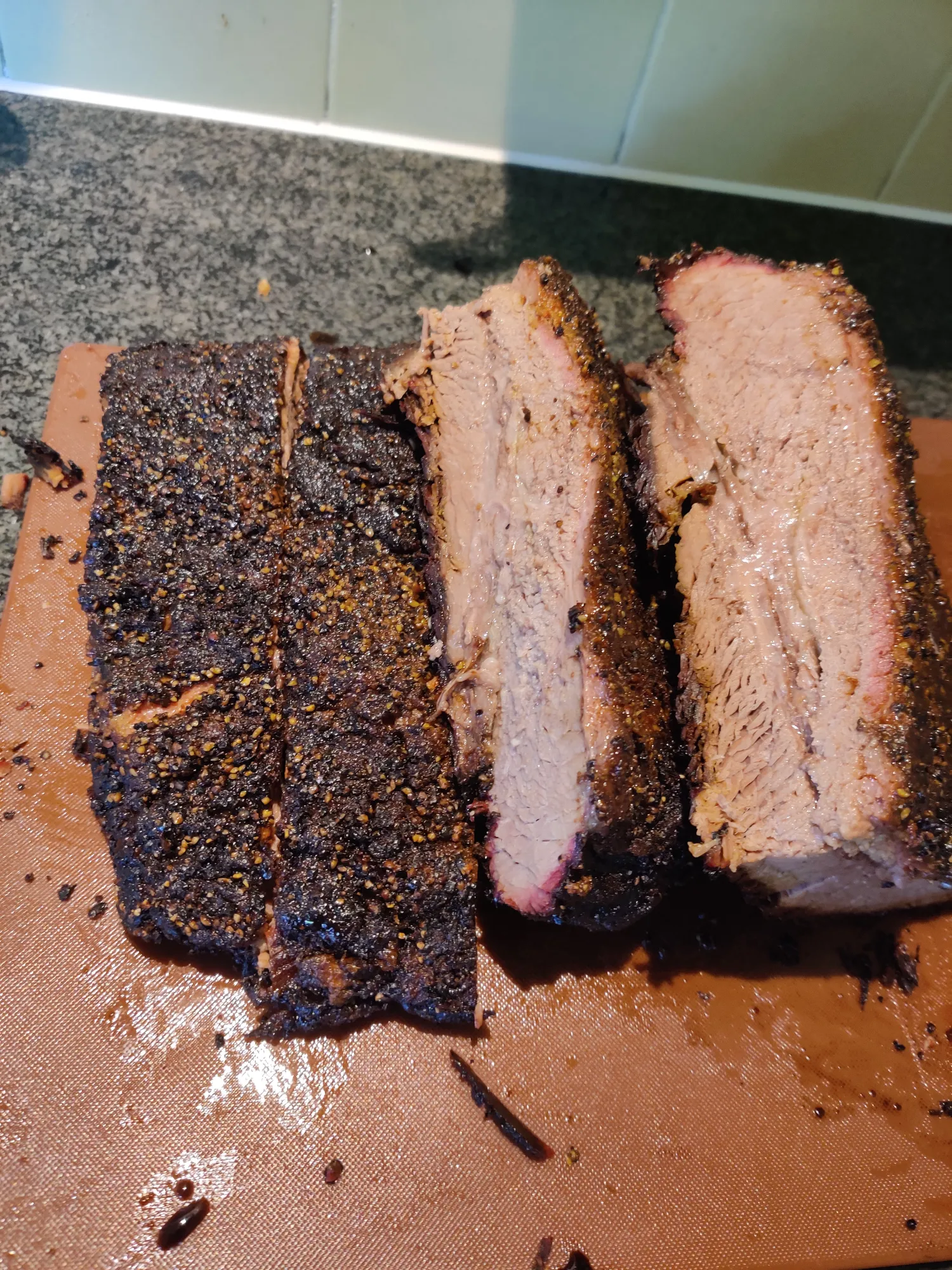 Gesneden Texas brisket met duidelijke rookring — eindresultaat