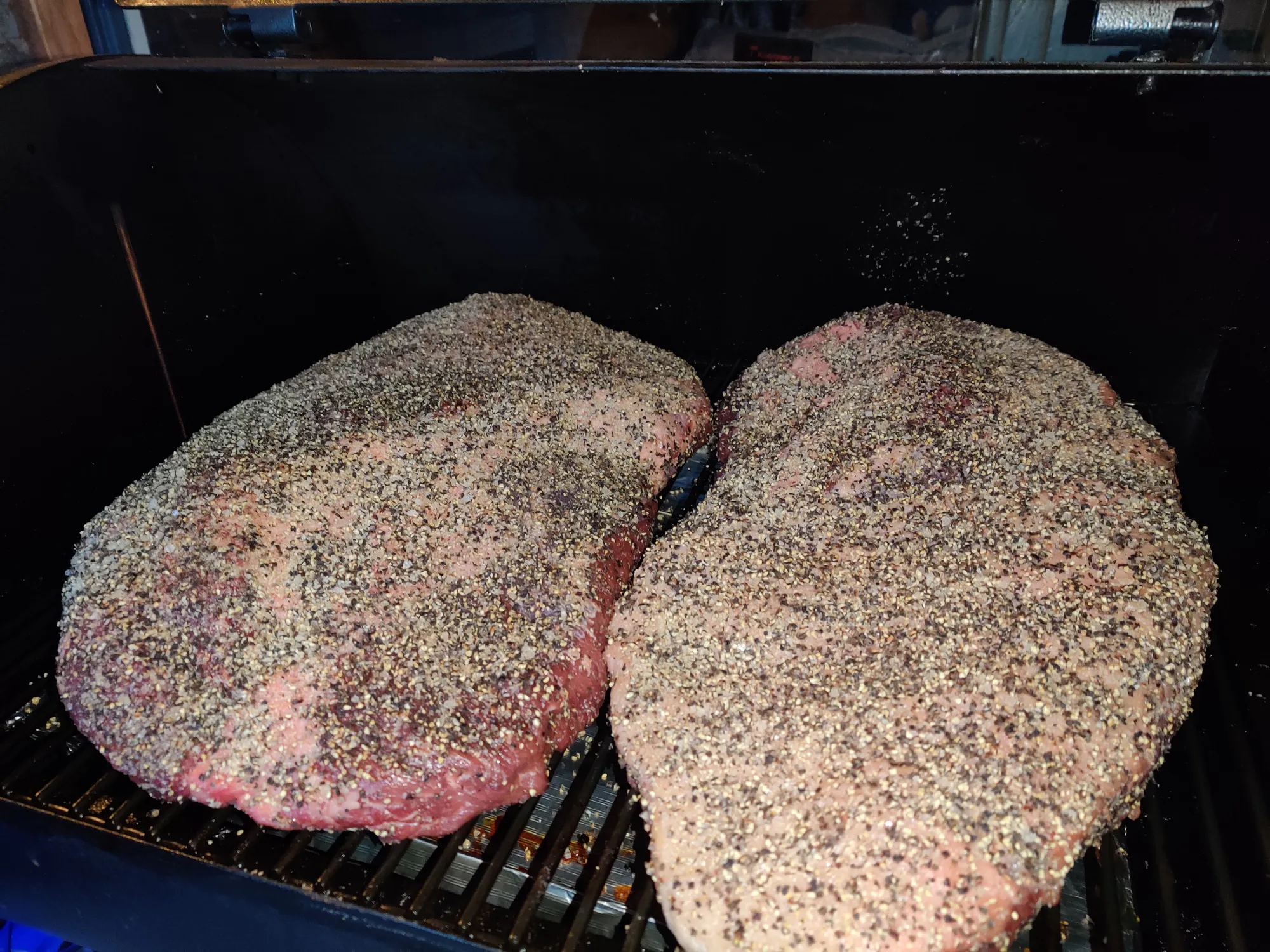 Twee briskets met rub op de pelletgrill bij 110°C