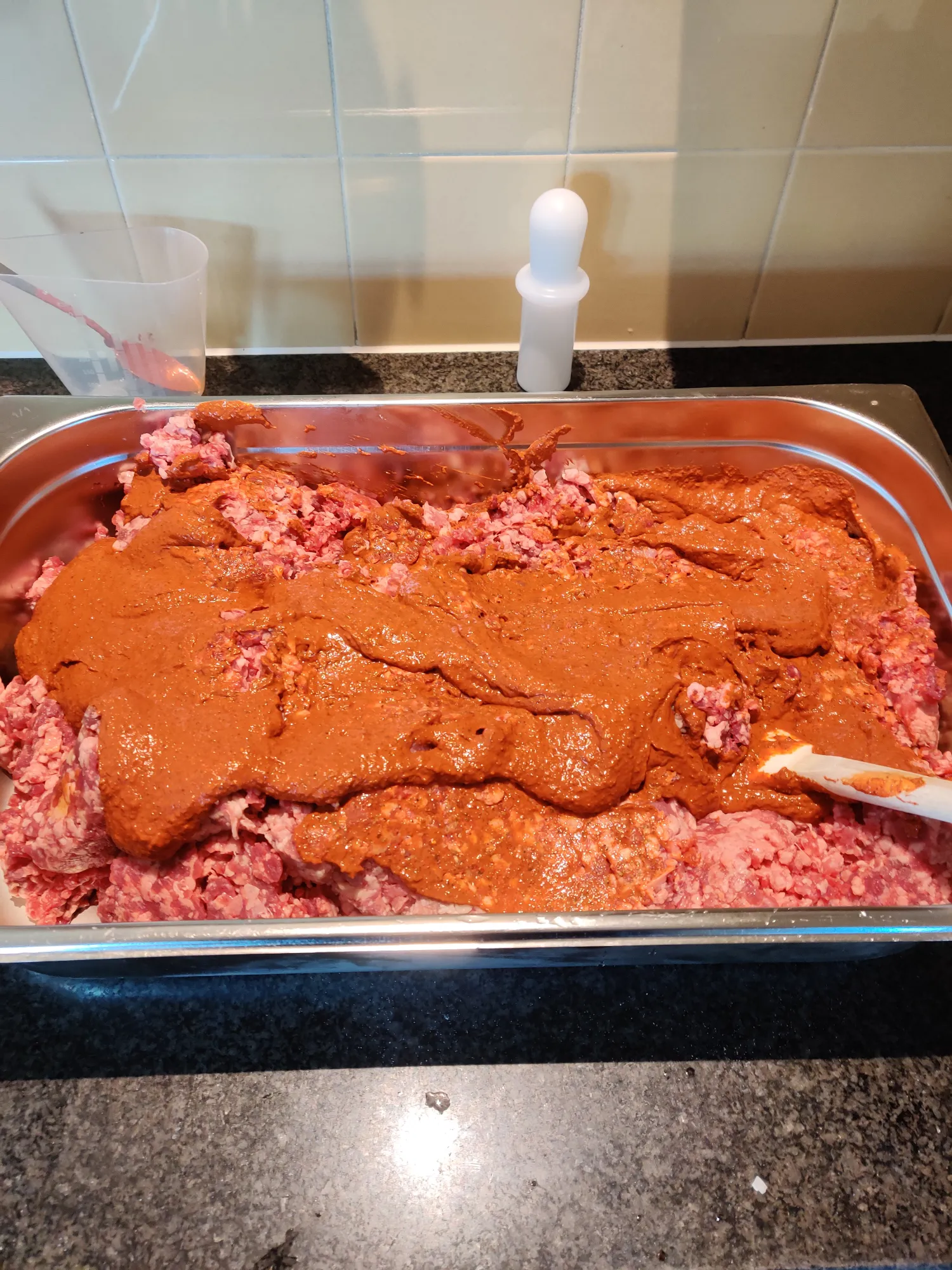 Gemalen vlees met rode chilipasta — de chorizo mix klaar voor mengen