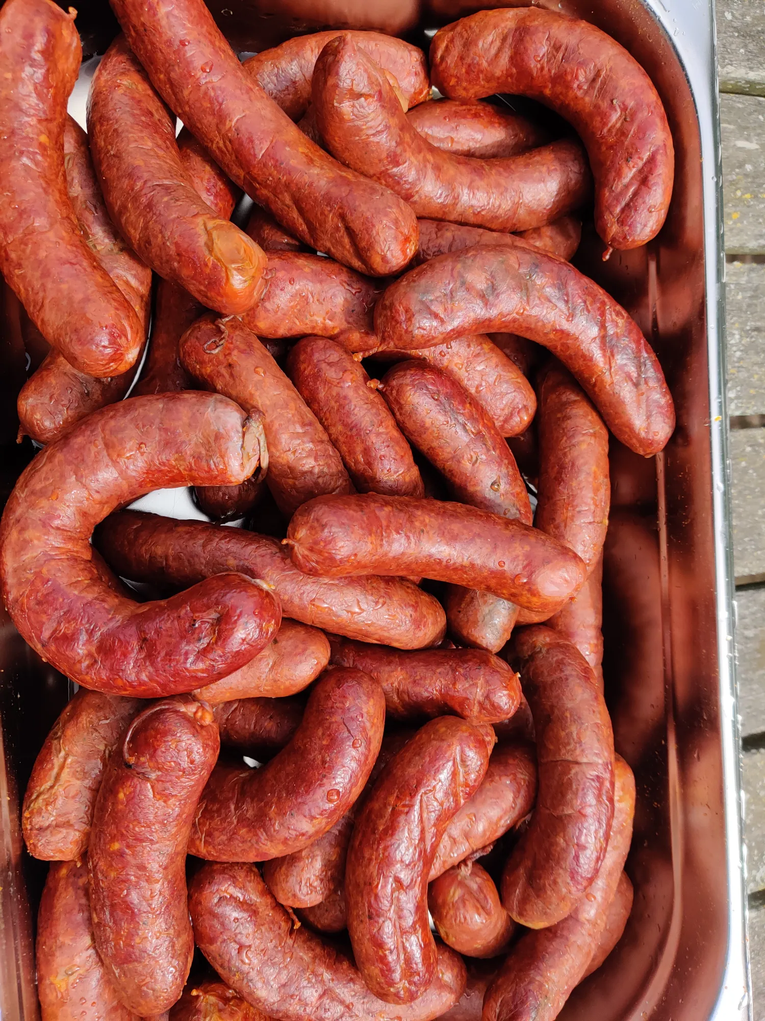 Gerookte chorizo worsten — klaar na het roken en ijsbad