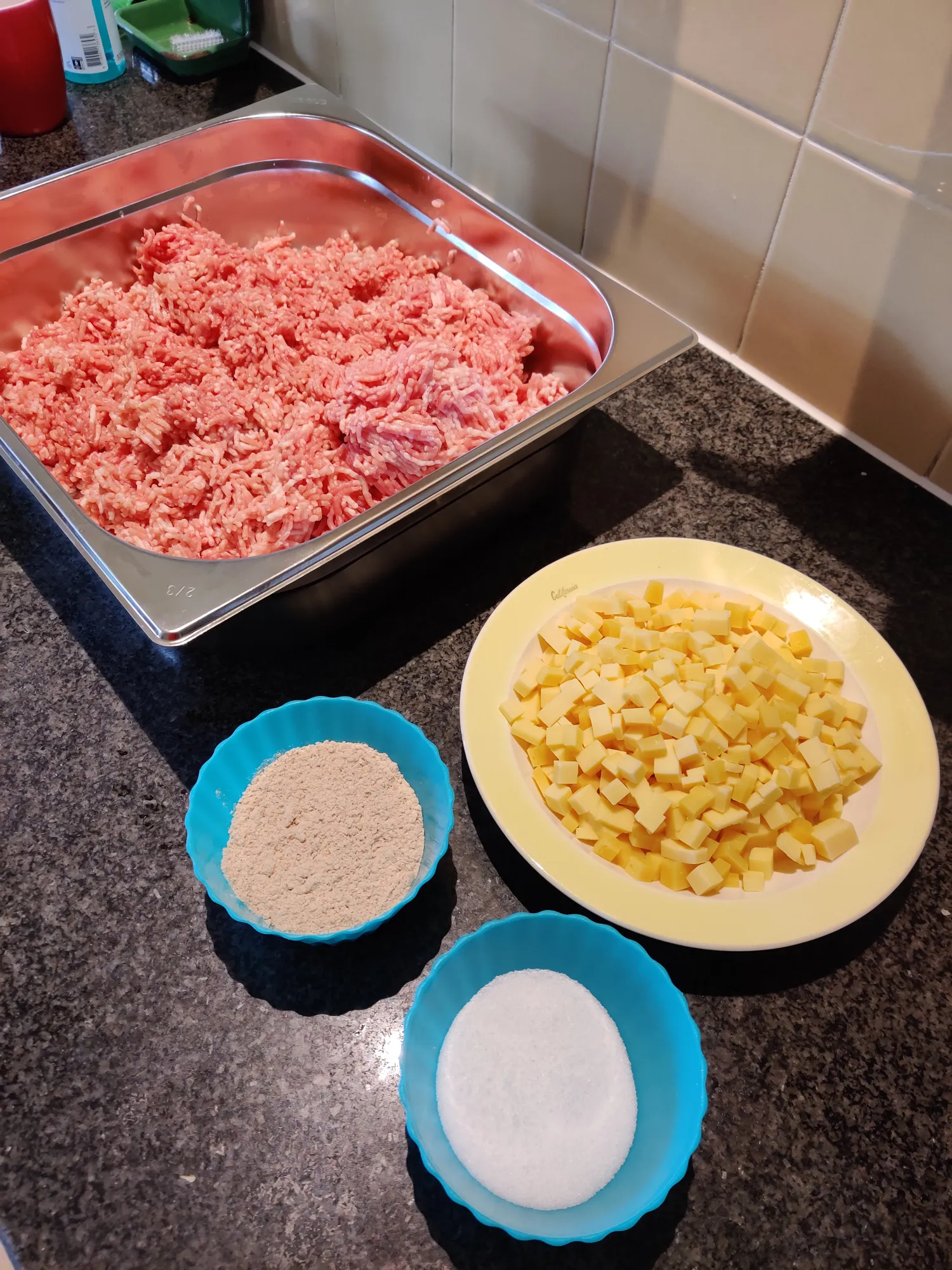 Gemalen varkensvlees met kaasblokjes en kruiden — de worstmix