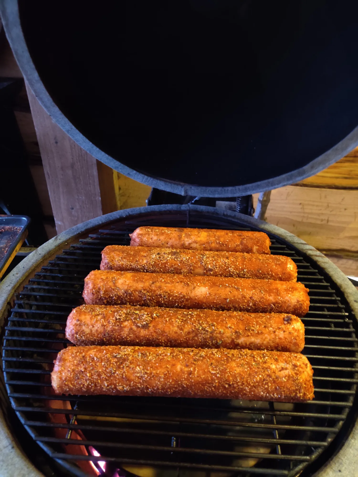 Grillworsten op de kamado — directe hitte voor kleur en knapperige darm