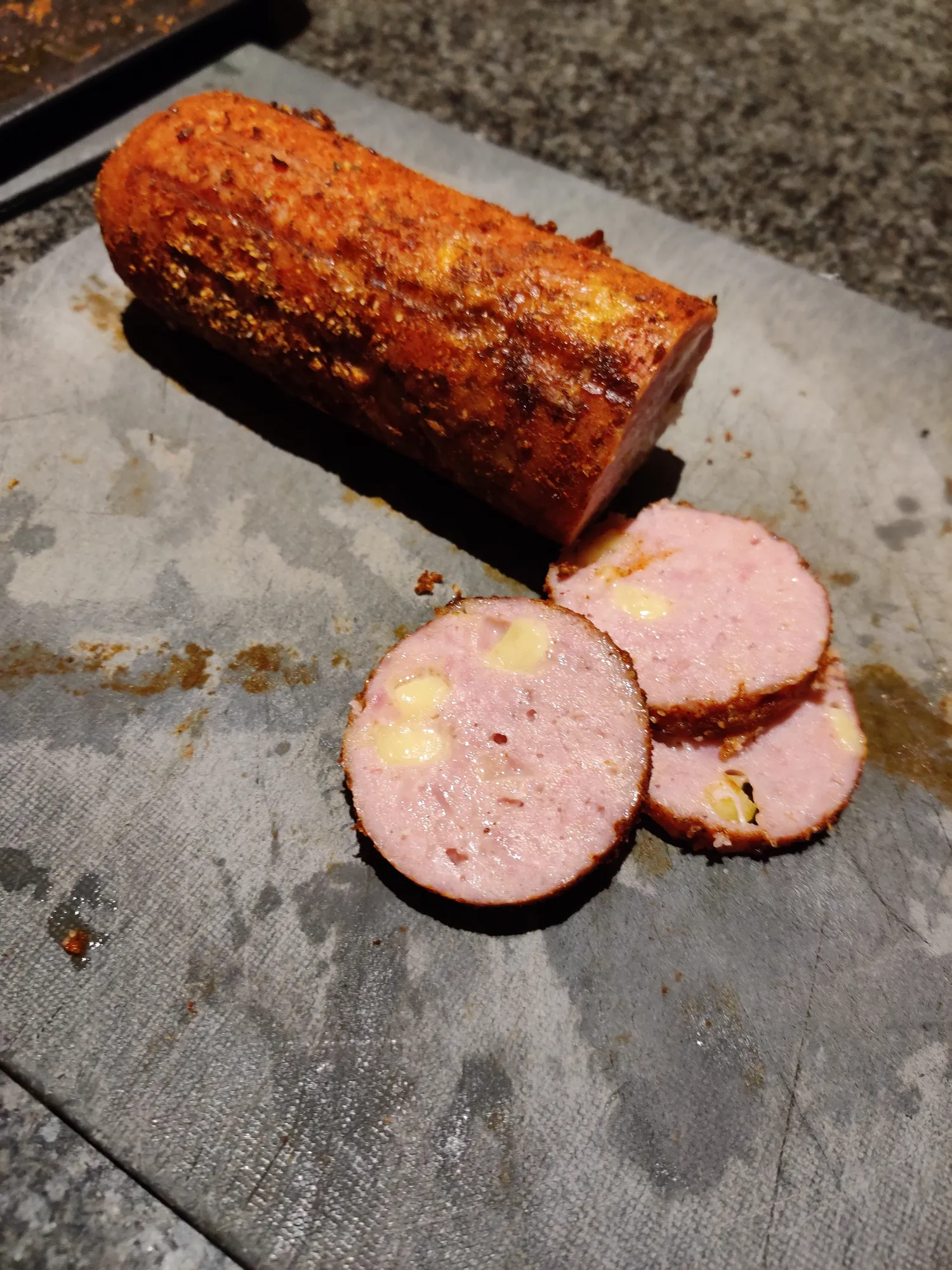 Gesneden grilworst — kaas zichtbaar van binnen, mooie kleur buiten