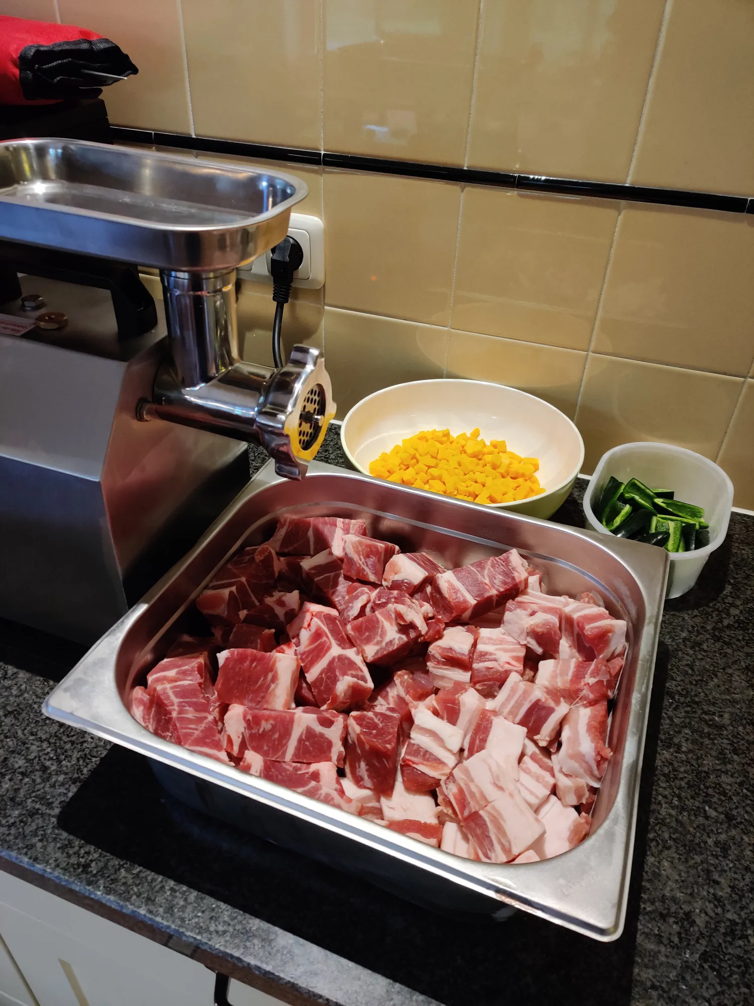 Vleesblokjes, cheddar en jalapeño klaar naast de vleesmolen — de basis