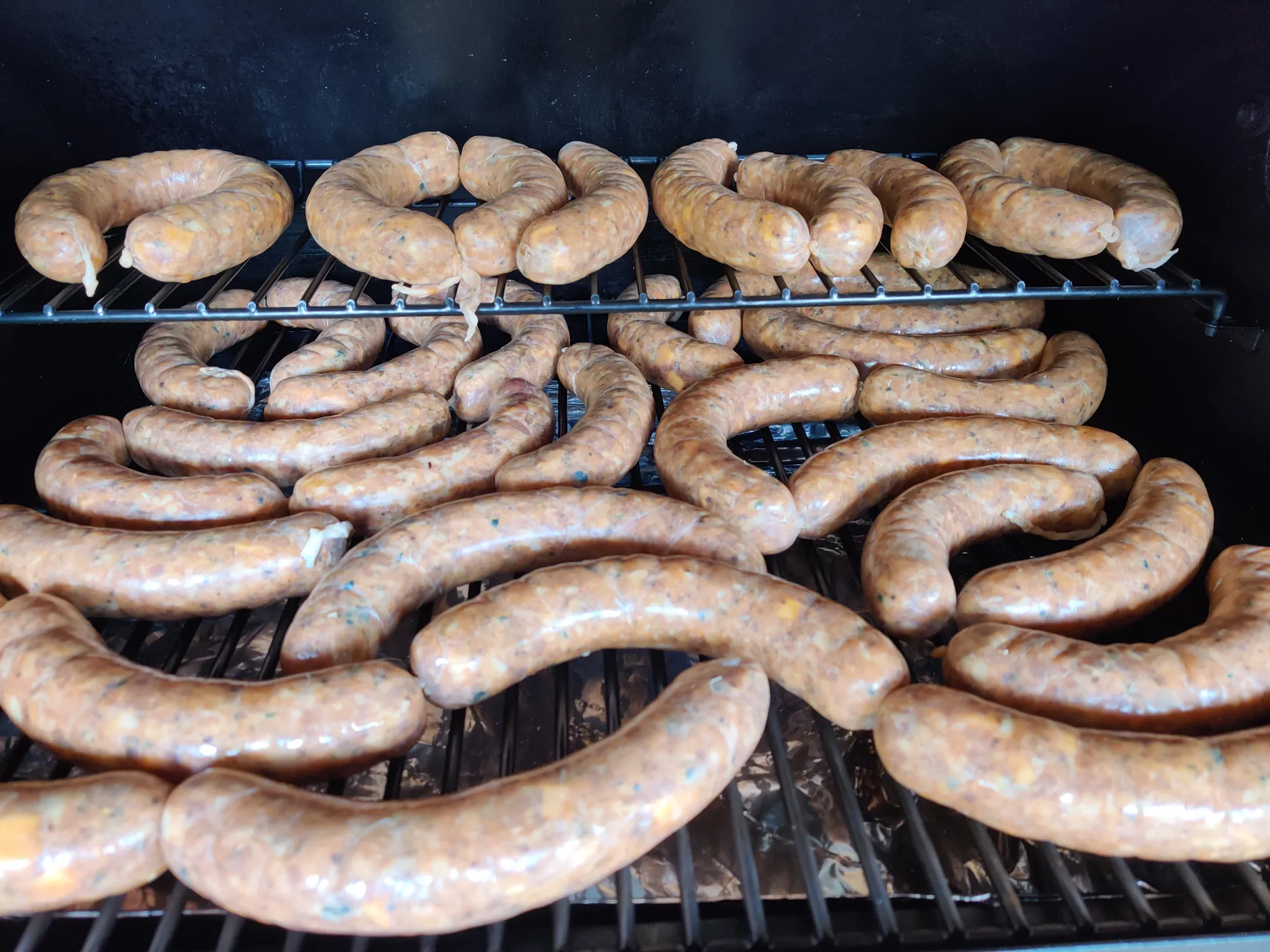 Worsten op het rooster van de pelletgrill — start rookfase