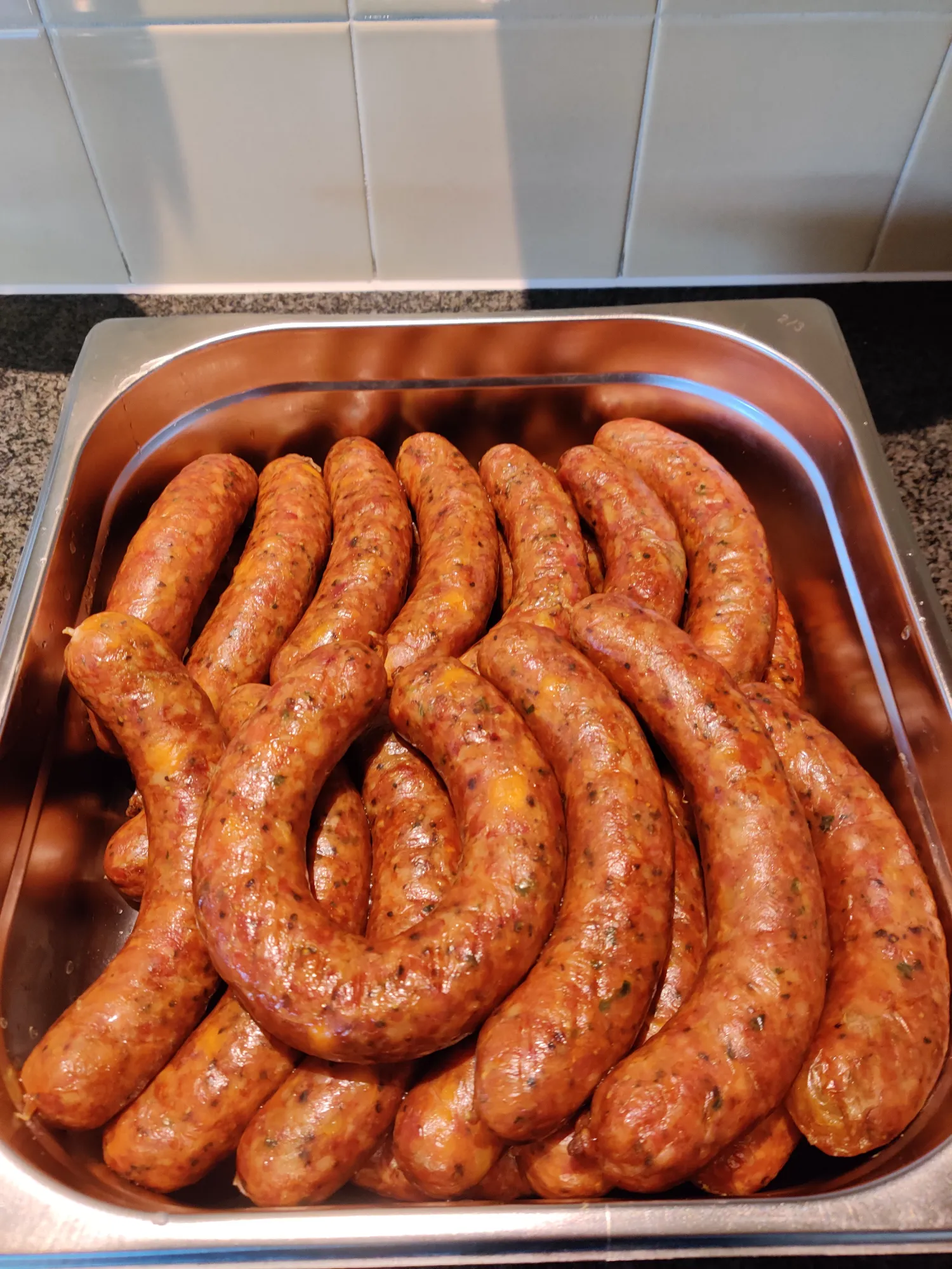 Gerookte worsten na het roken — mooie donkerrode kleur