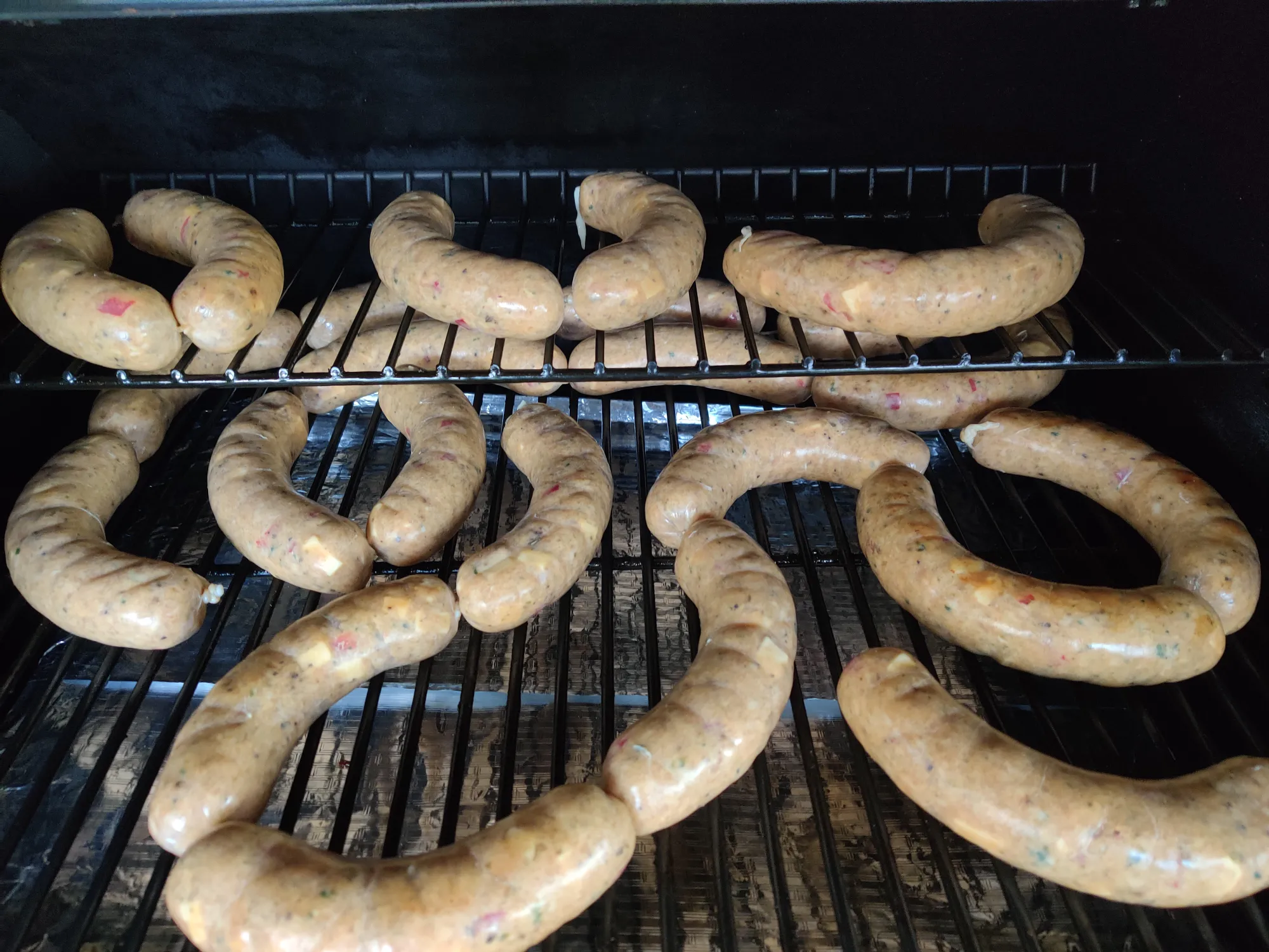 Grote batch jalapeño worsten op de smoker