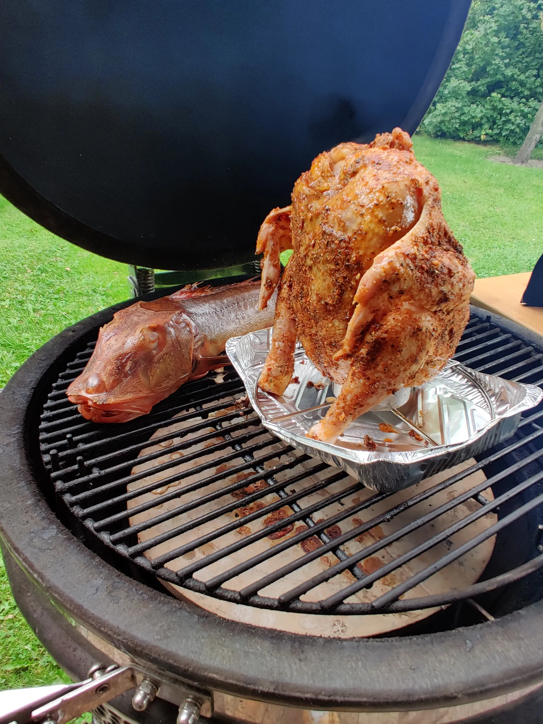 Bier-can chicken rechtopstaand op de kamado — indirect garen