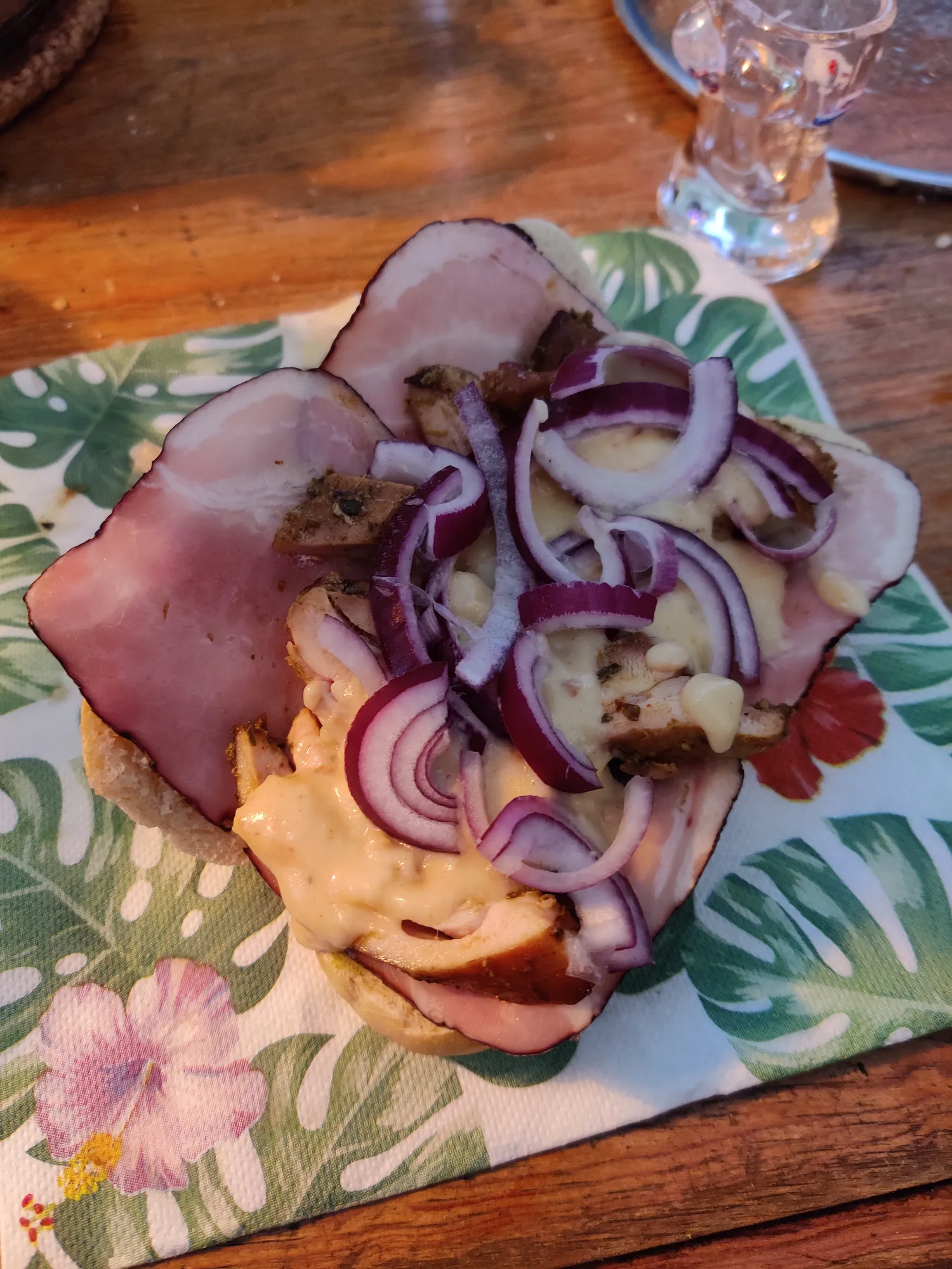 Broodje kipdij met katenspek