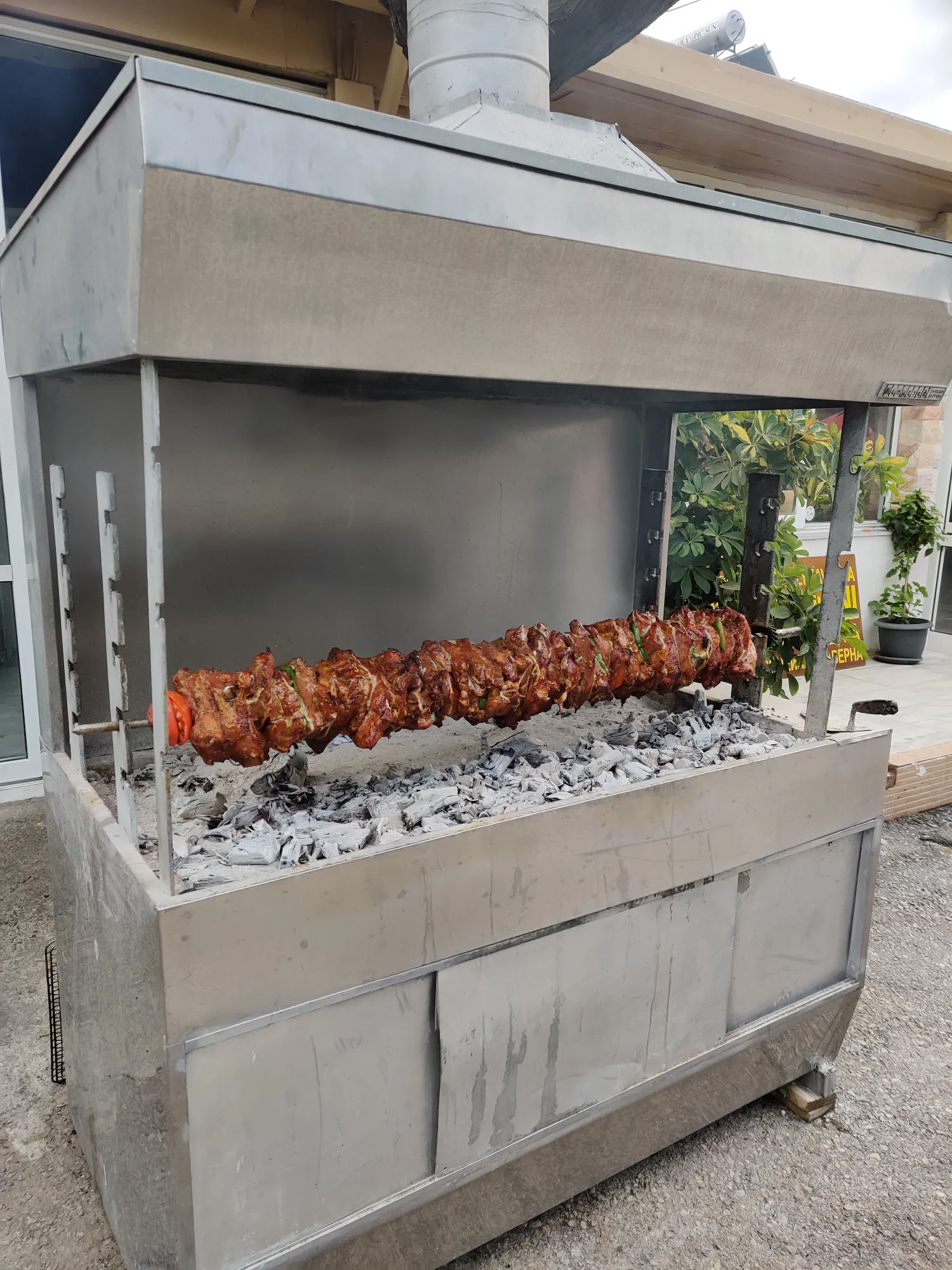 Grote kebab roll op open vuur