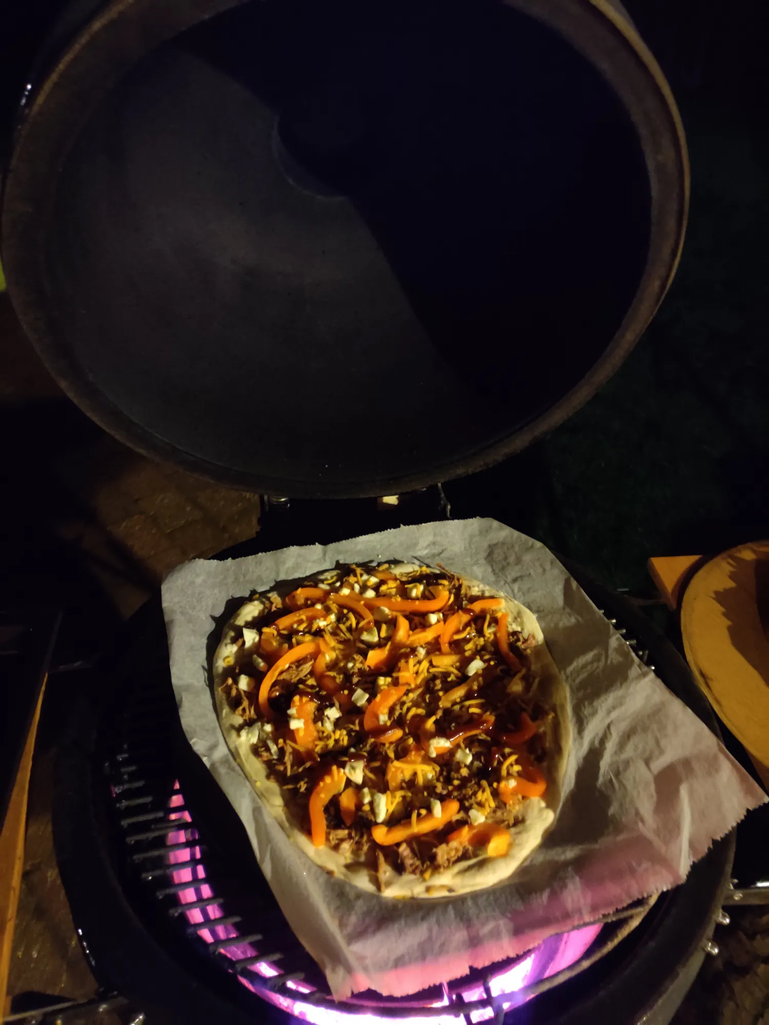 Pulled pork pizza op bakpapier in de kamado — BBQ-saus en geroosterde paprika