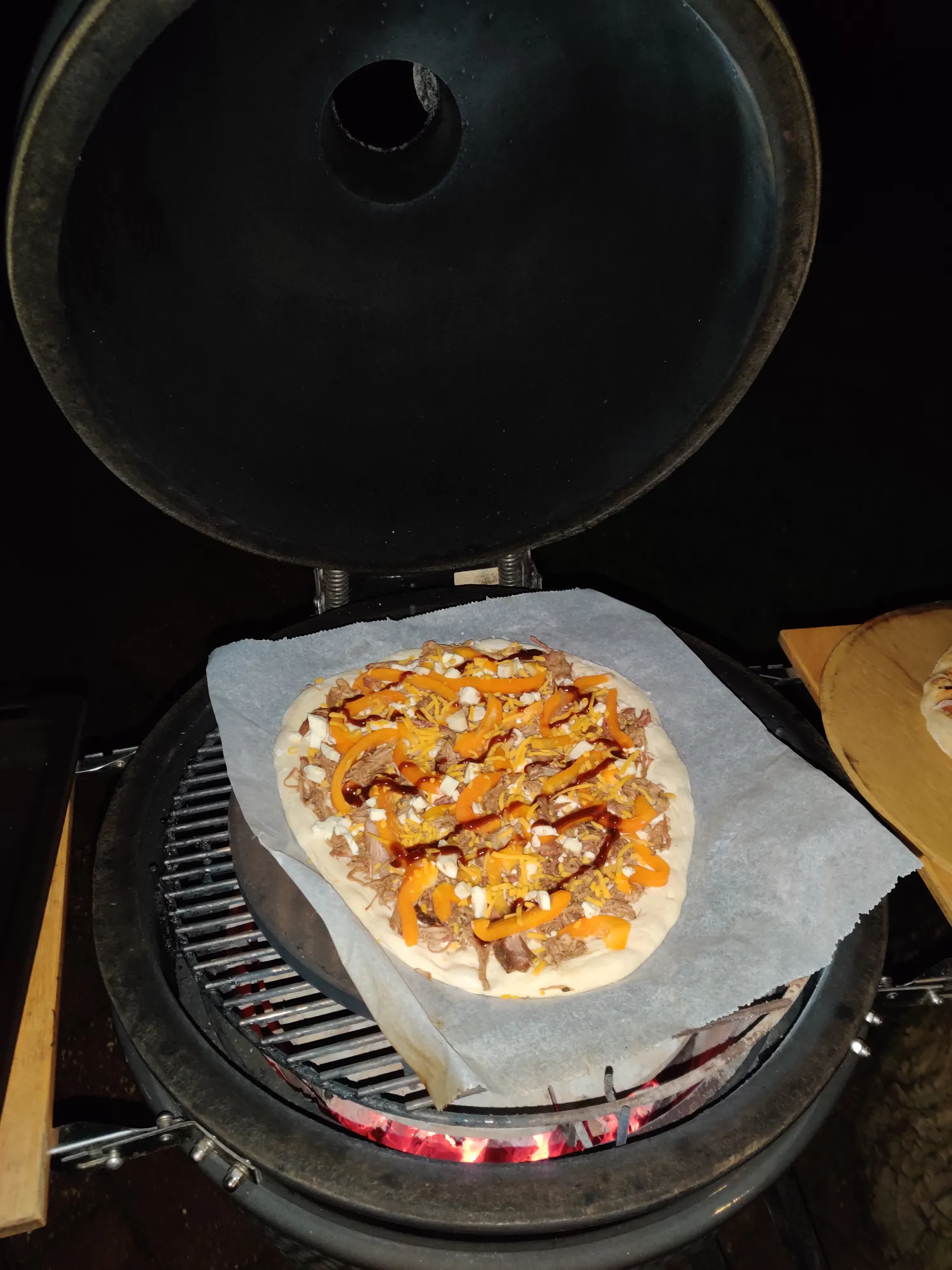 Pizza op bakpapier op de kamado — de bakpapier-techniek in actie