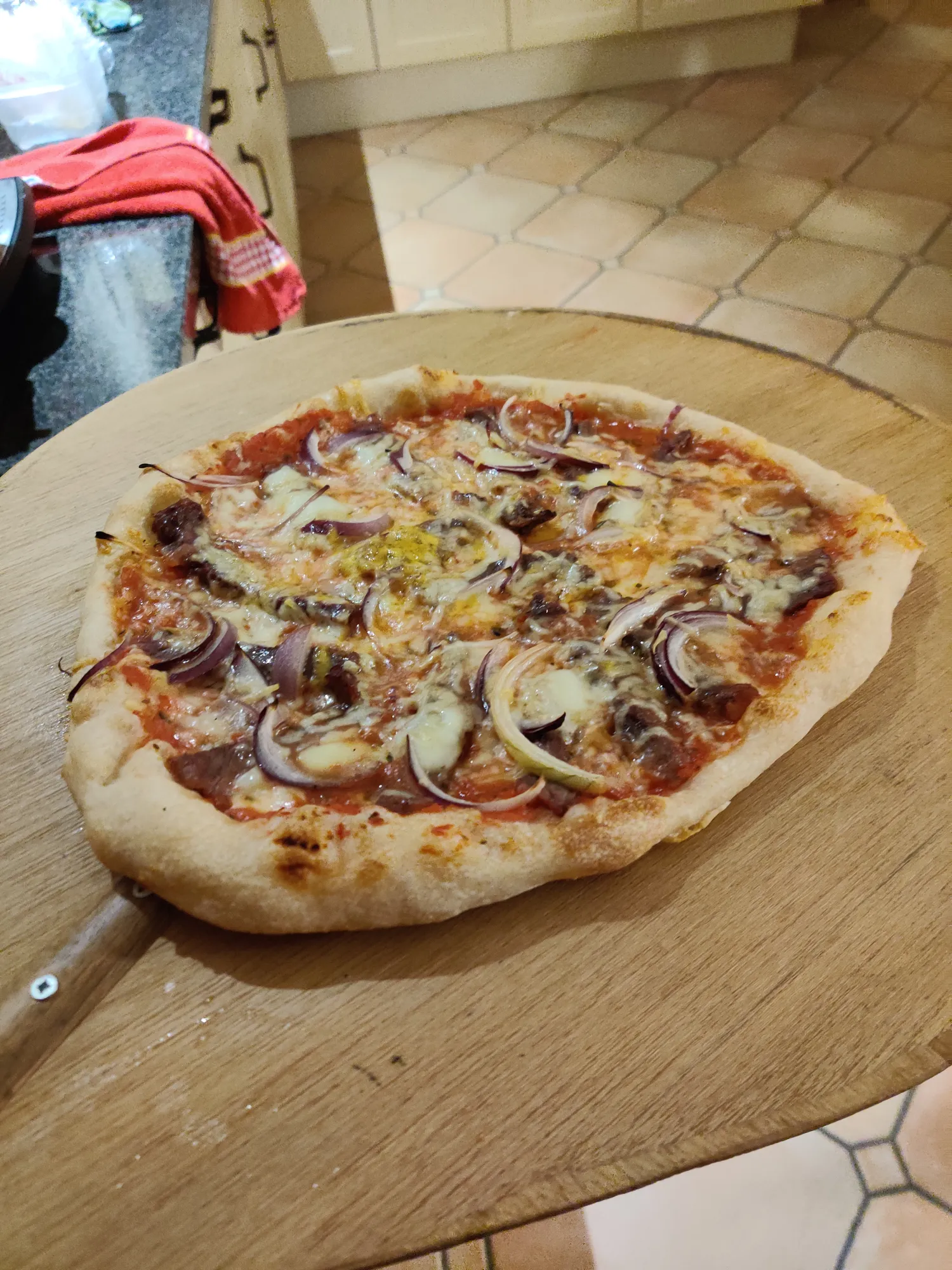 Zelfgemaakte pizza van de BBQ — krokante bodem, kaas gesmolten