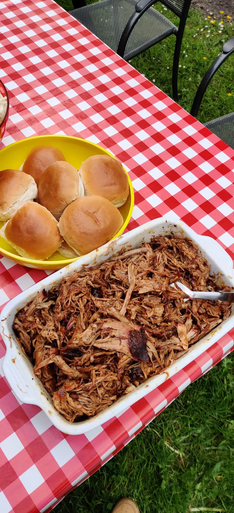 Pulled pork op tafel met zachte broodjes — klaar om te serveren