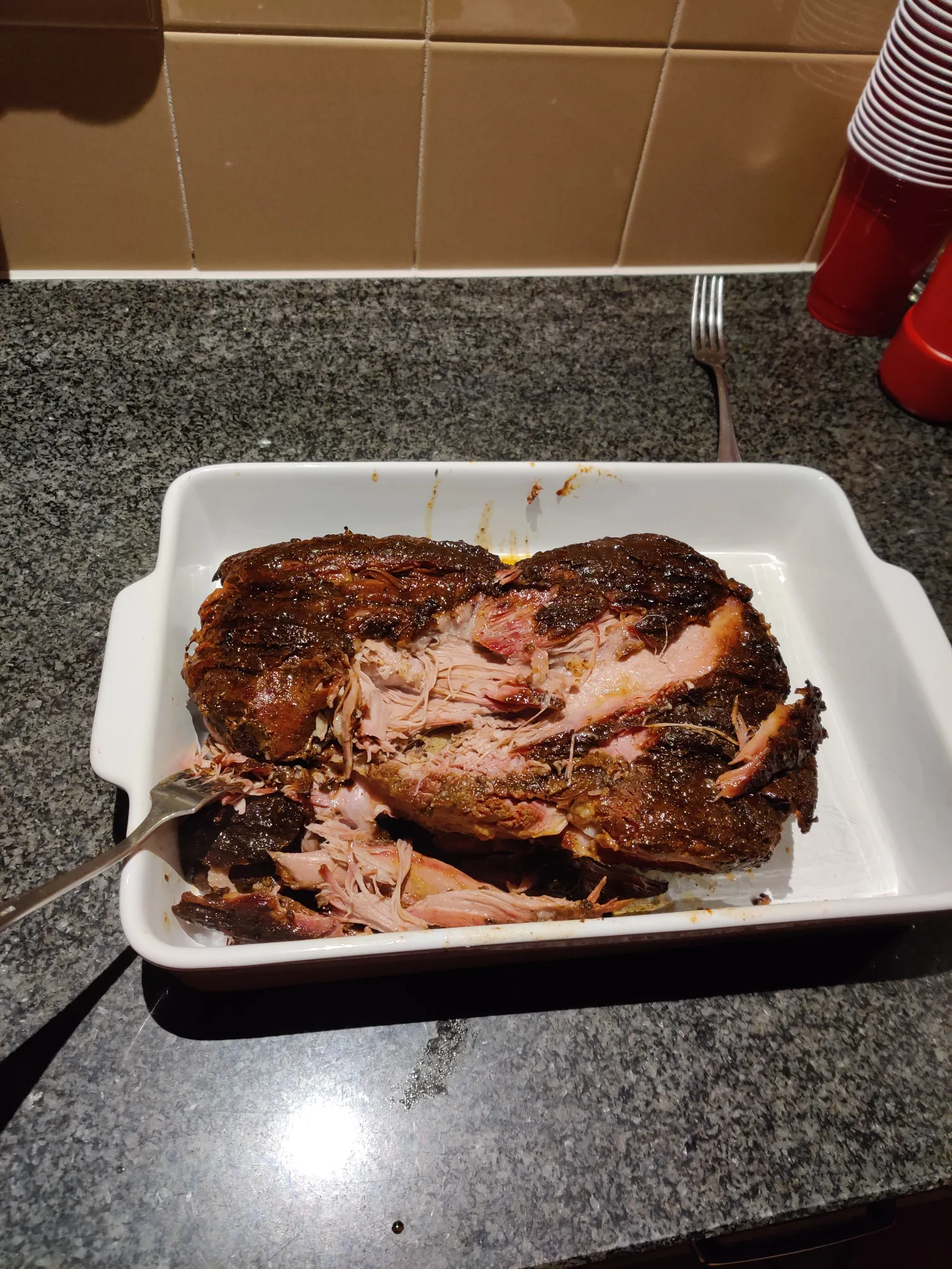 Pulled pork wordt gepuld in de schaal — sappig en met rookring