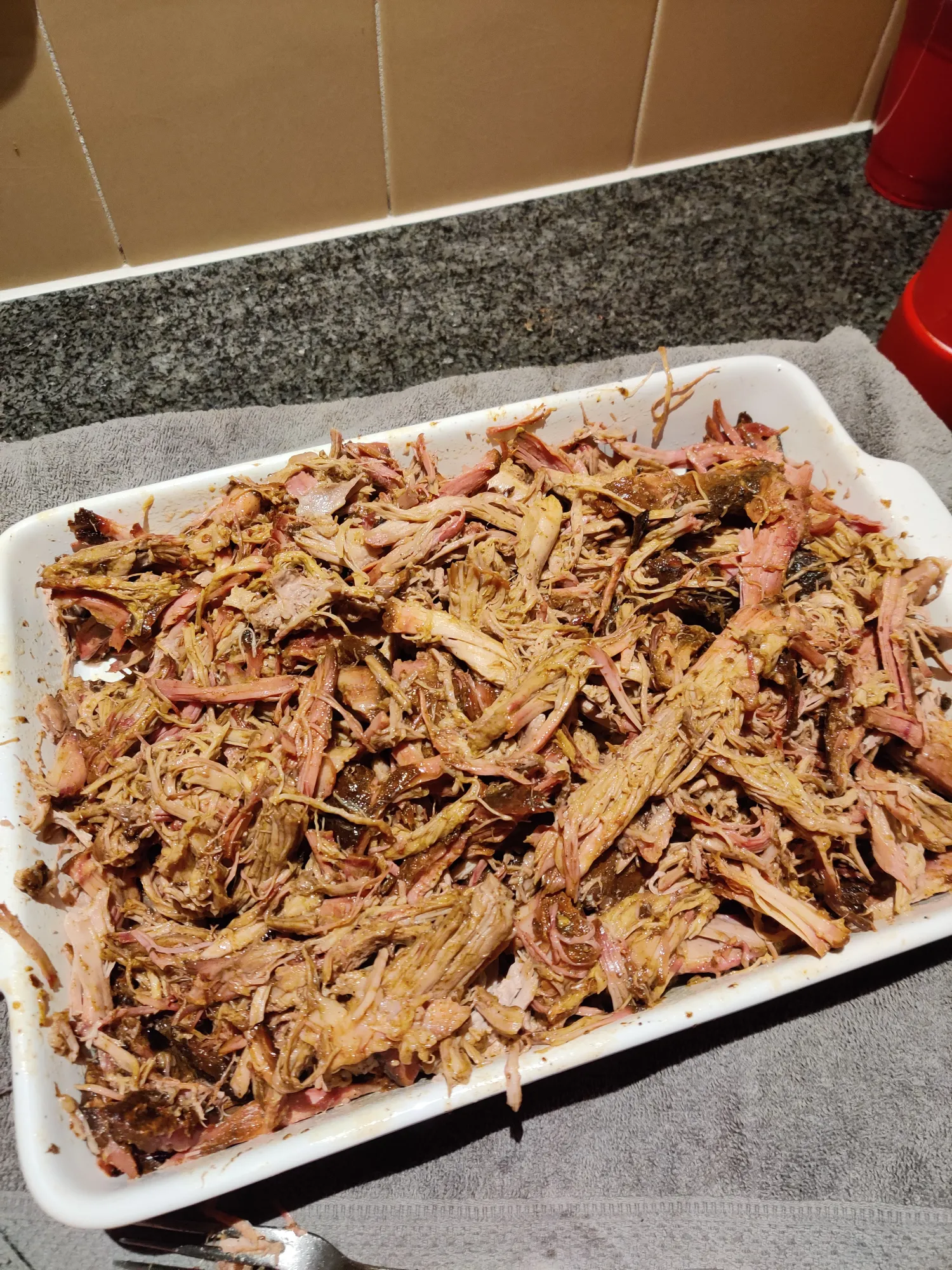 Volledig gepulde pulled pork — klaar om te serveren
