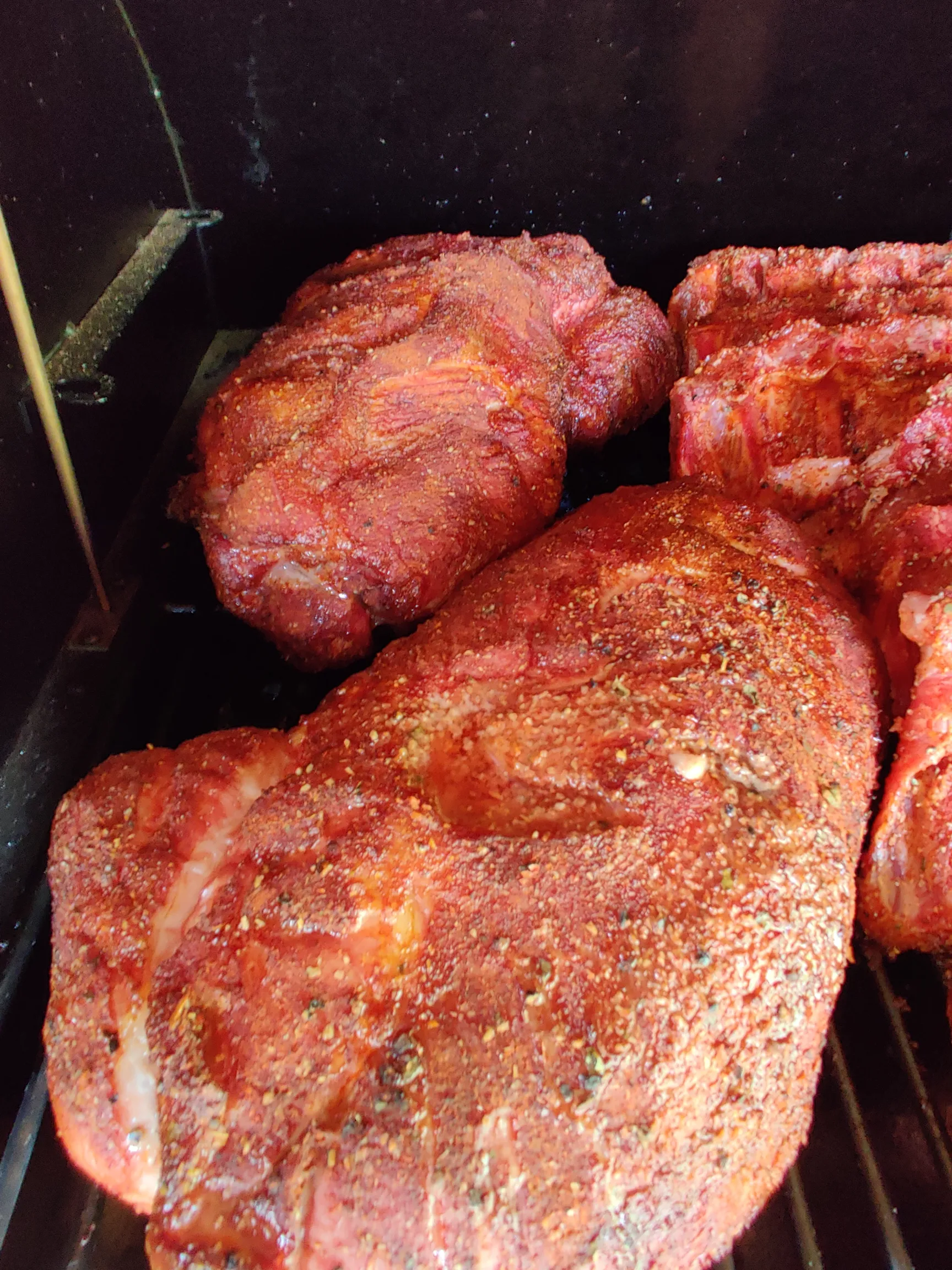 Drie procureurs met rub op de offset smoker — tijdens de stall