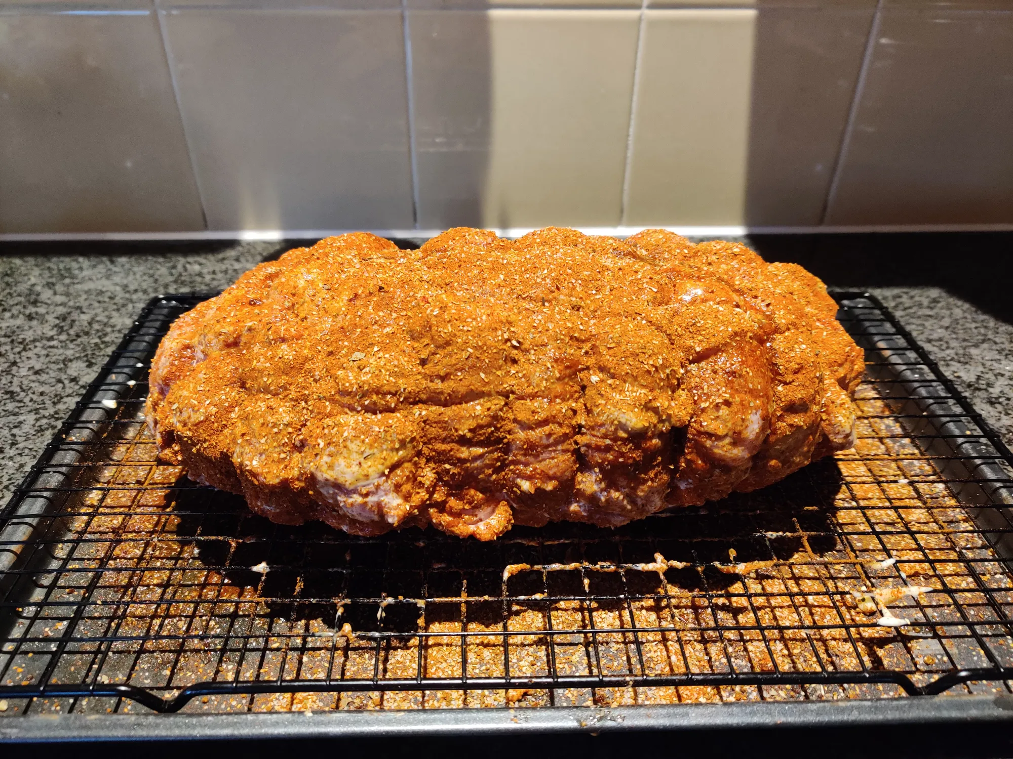 Procureur royaal ingesmeerd met BBQ-rub op een cooling rack