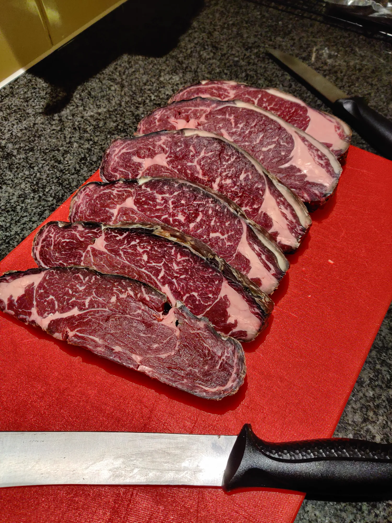 Dry aged ribeye gesneden — donkere korst, intense marmering door het droogrijpen