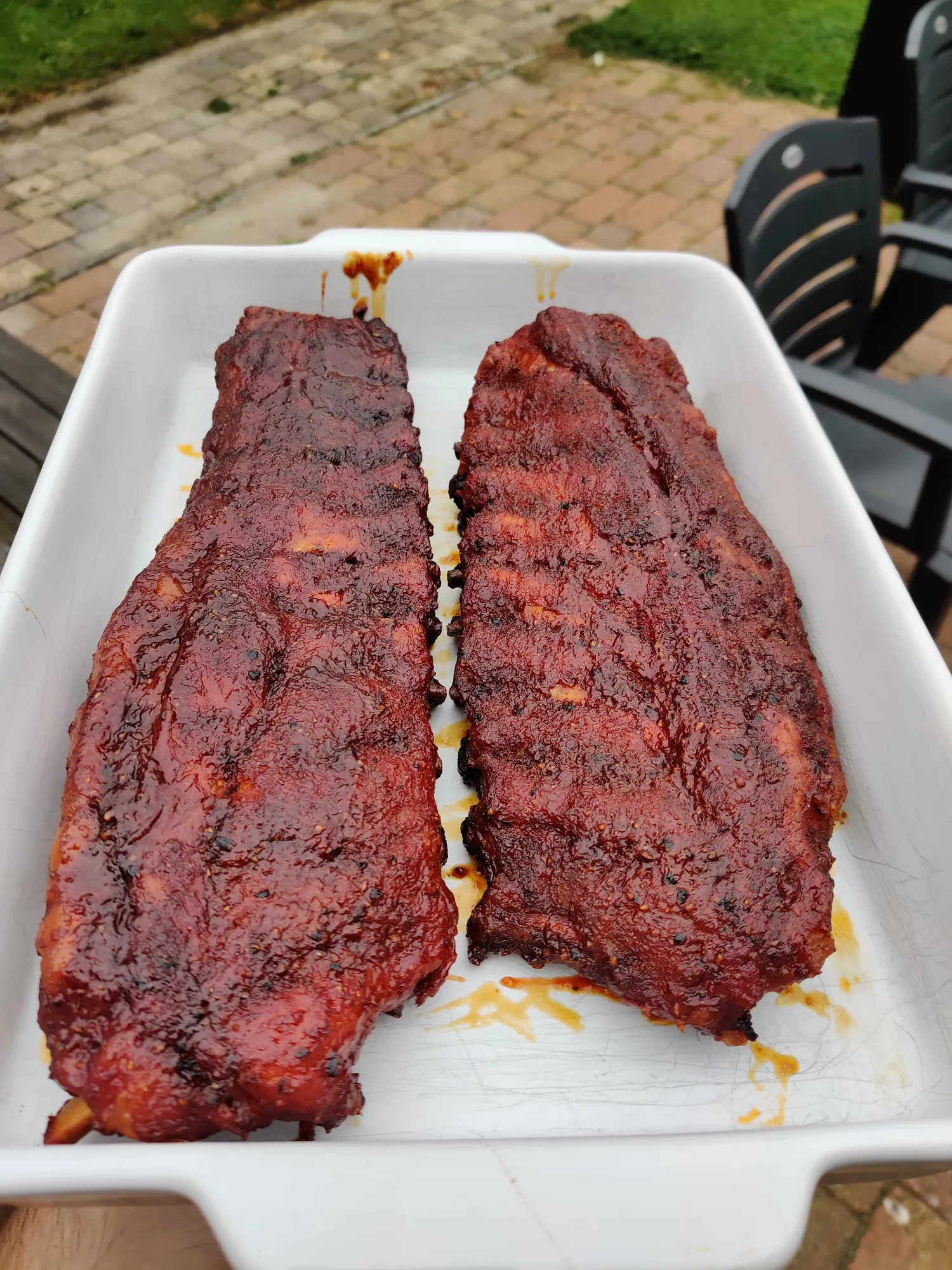 Twee racks gelakte spareribs in schaal — klaar om te serveren