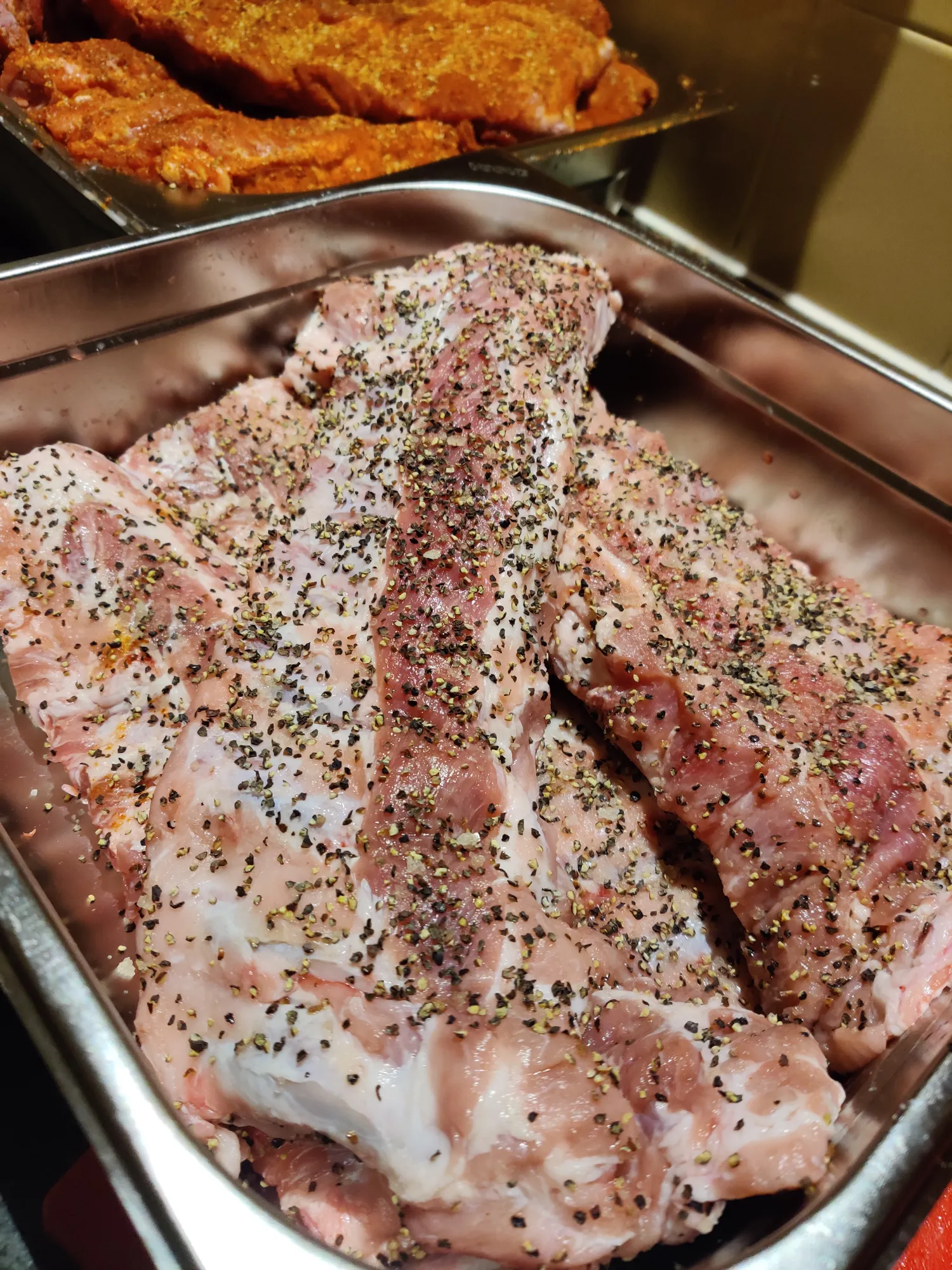 Rauwe spareribs met peper en zout rub aangebracht — simpele Texas-stijl