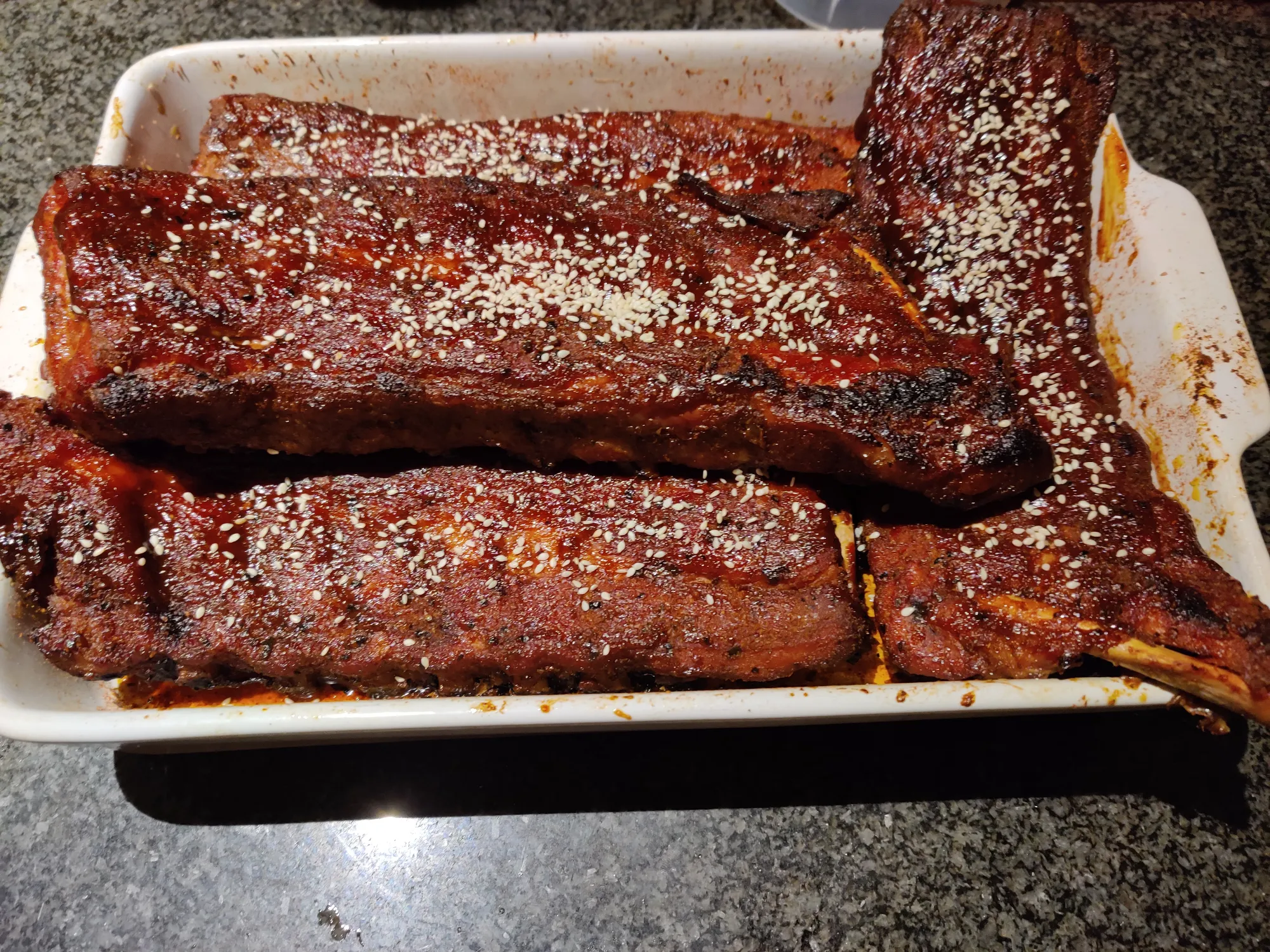 Spareribs met volle pork rub — mooie mahonie-kleur na het roken