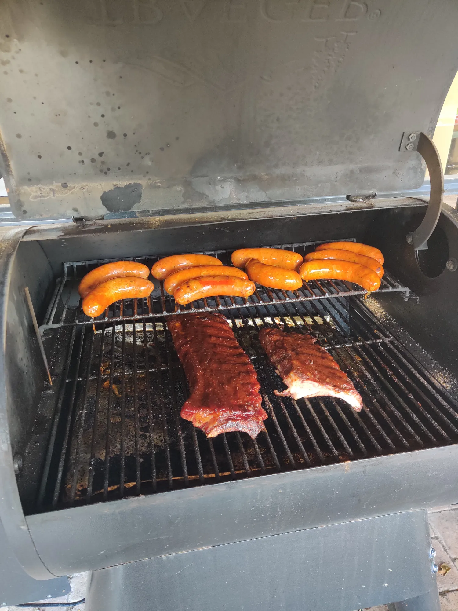 Spareribs op de pellet smoker tijdens de rookfase