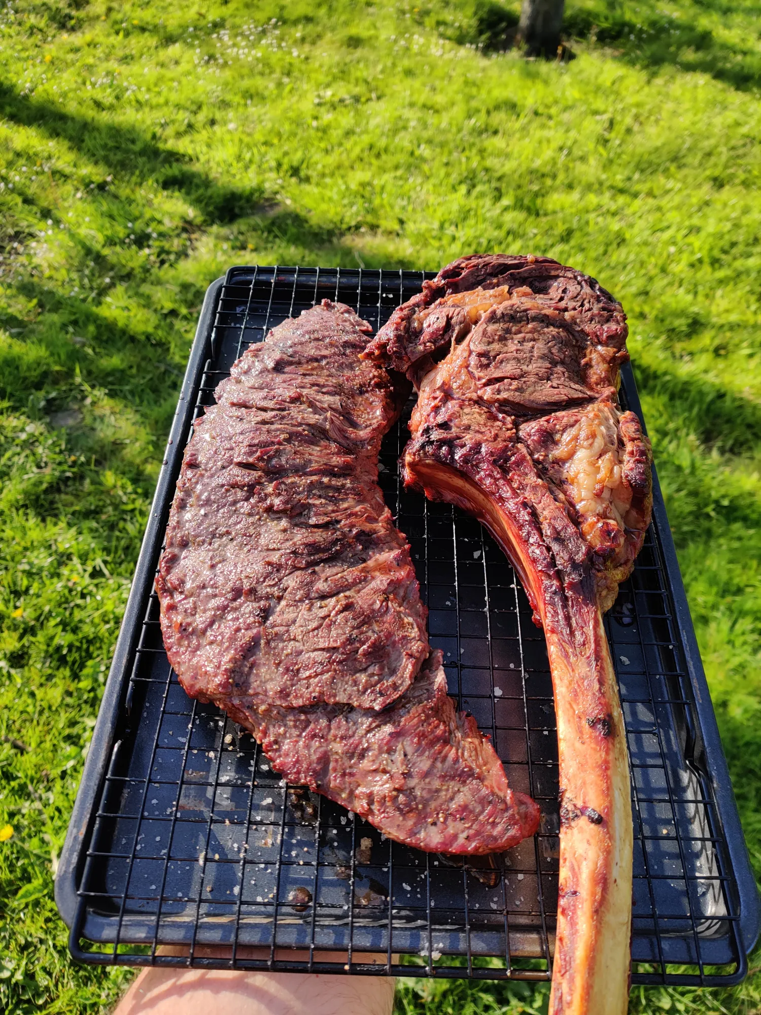 Tomahawk en bavette samen van de BBQ