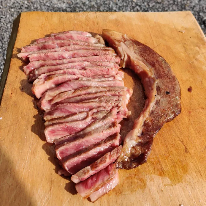 Japanse wagyu ribeye aansnijden — mooie rosé kern, gesmolten vet