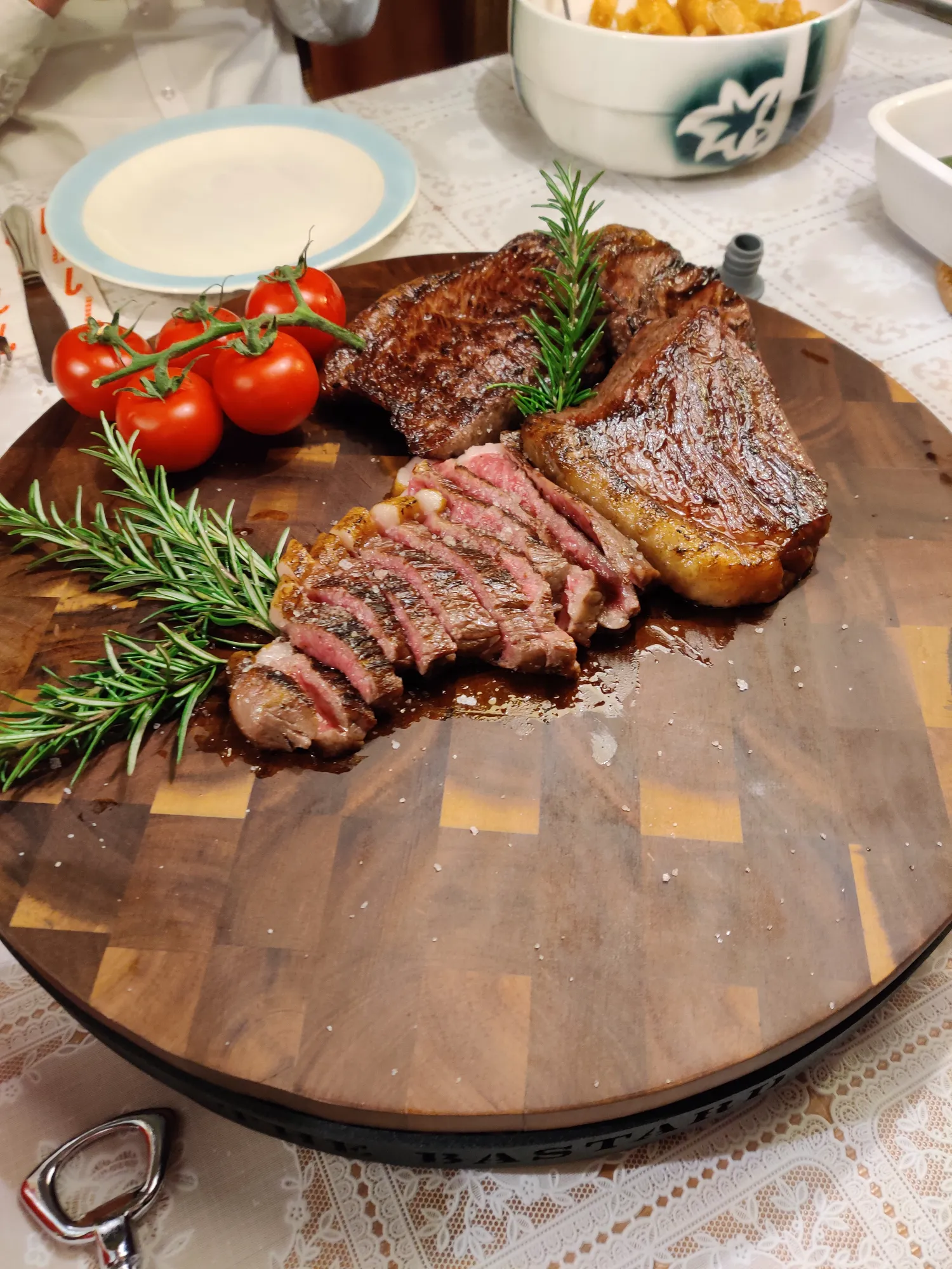 Wagyu aansnijden op ronde snijplank — rosé van binnen, goudbruin van buiten
