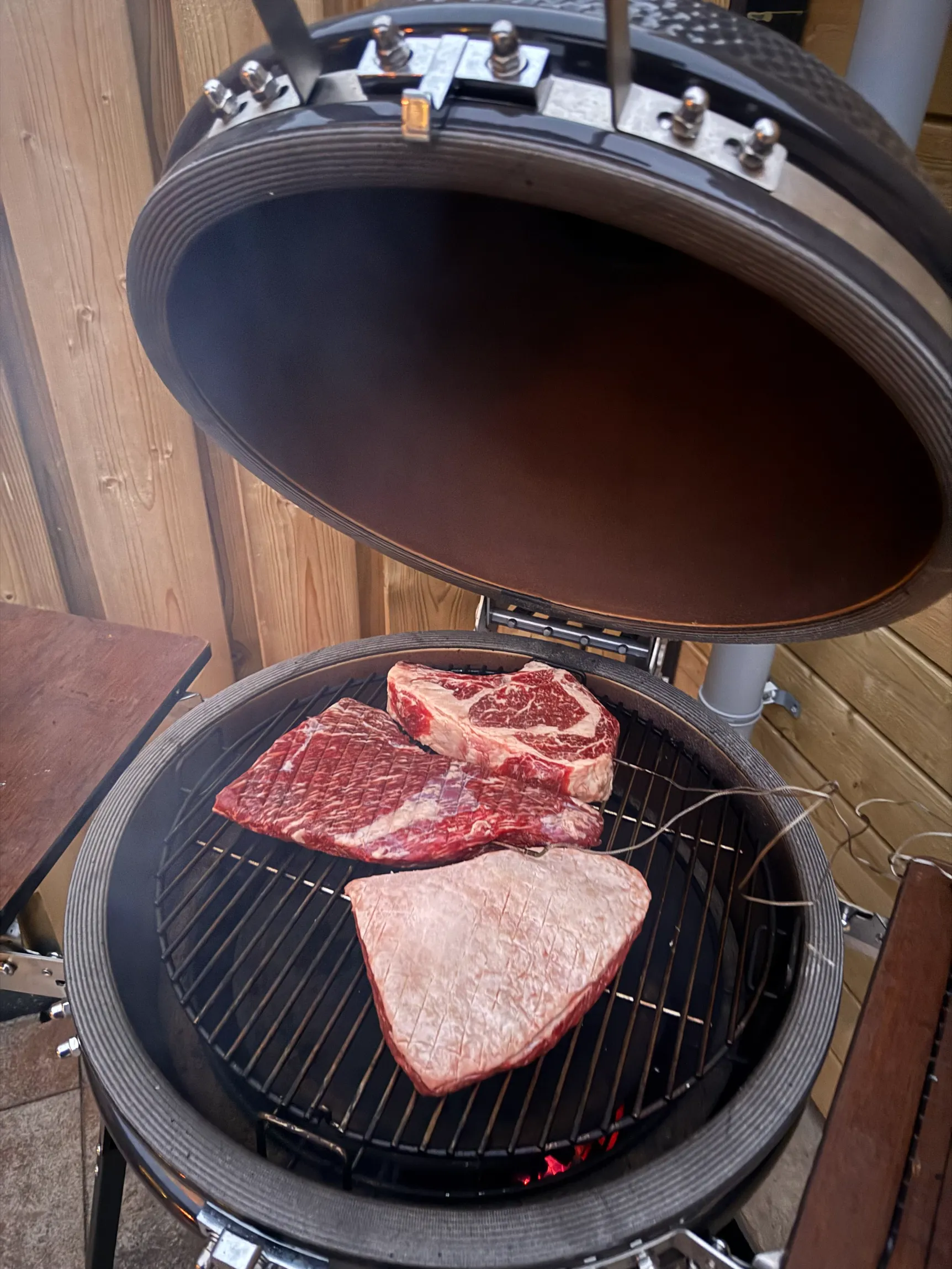 Drie premium cuts op de kamado — Australische wagyu, cote de boeuf en picanha