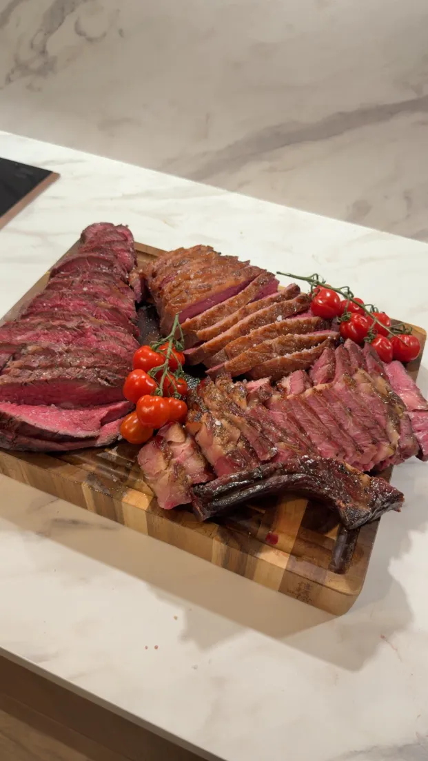 Groot snijplank met meerdere premium cuts aansnijden — wagyu, cote de boeuf en picanha