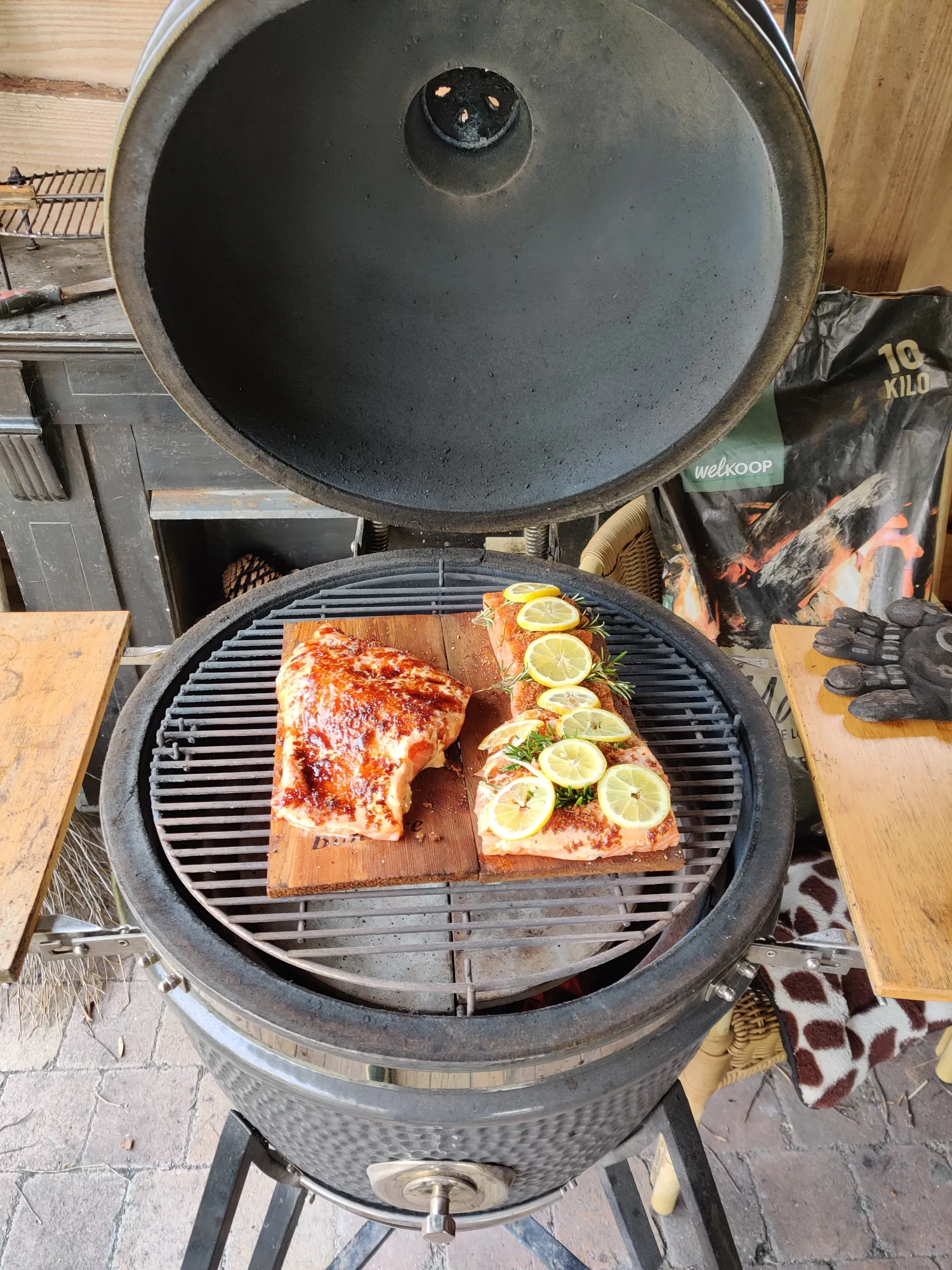 Zalmfilets op cedarplank in de kamado — indirect garen met citroen en rozemarijn