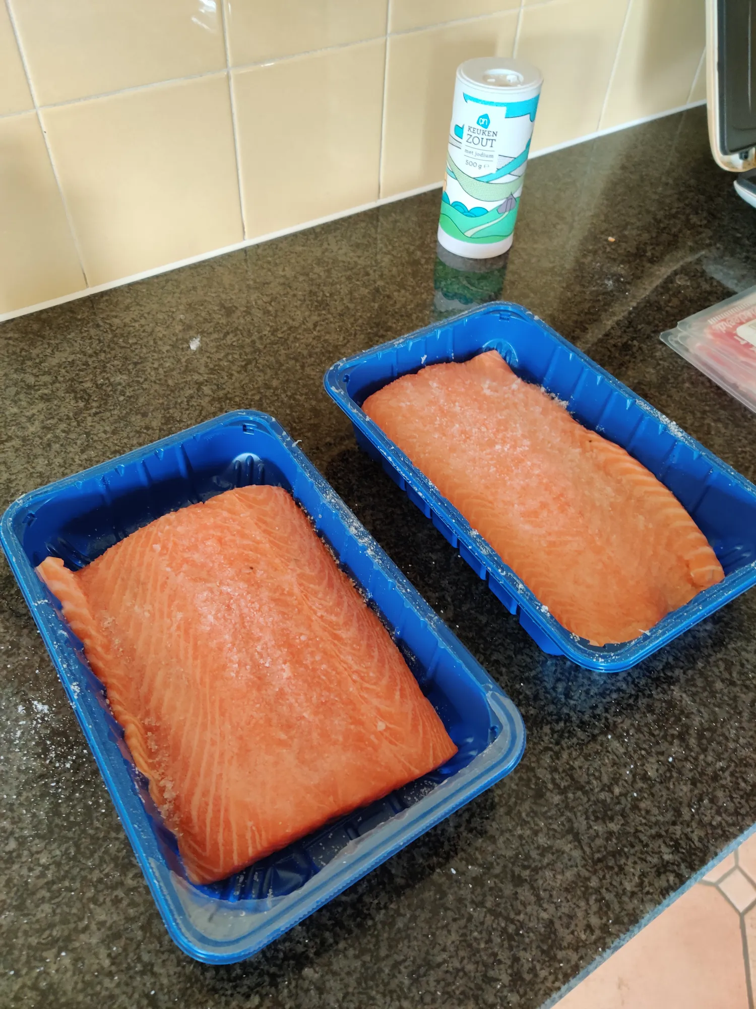Verse zalmfilets klaar voor de BBQ