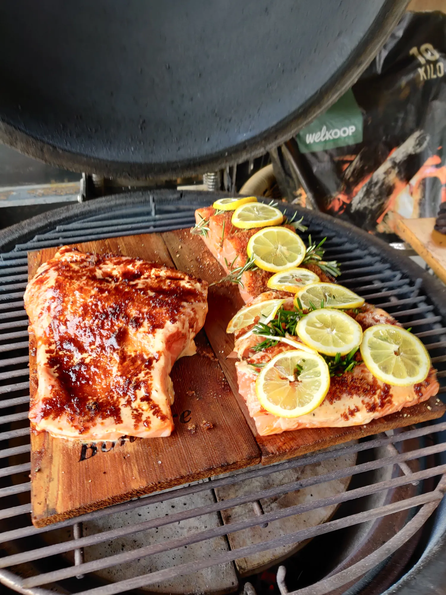 Zalmfilet op de cedarplank met citroen — klaar voor de BBQ