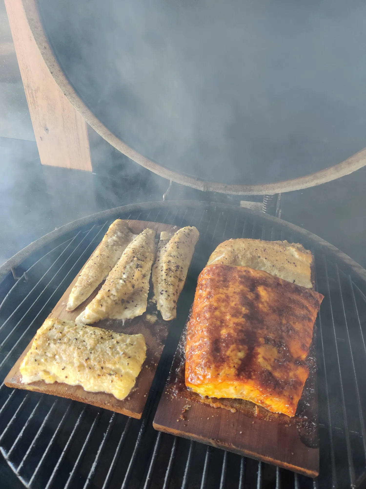 Zalmfilet op cedarplank op de BBQ — coating karamelliseert
